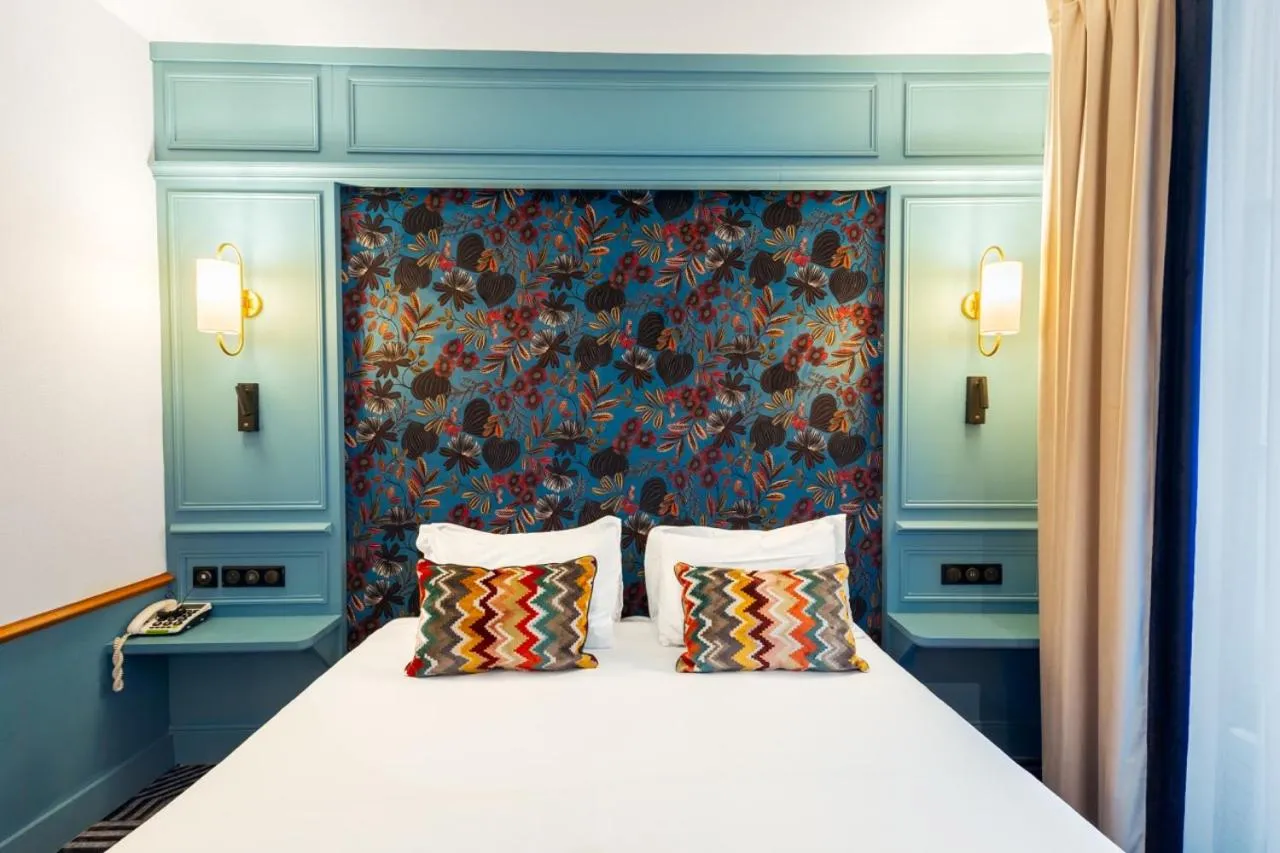 Bed in Hotel de Fleurie - Saint-Germain-des-Pres