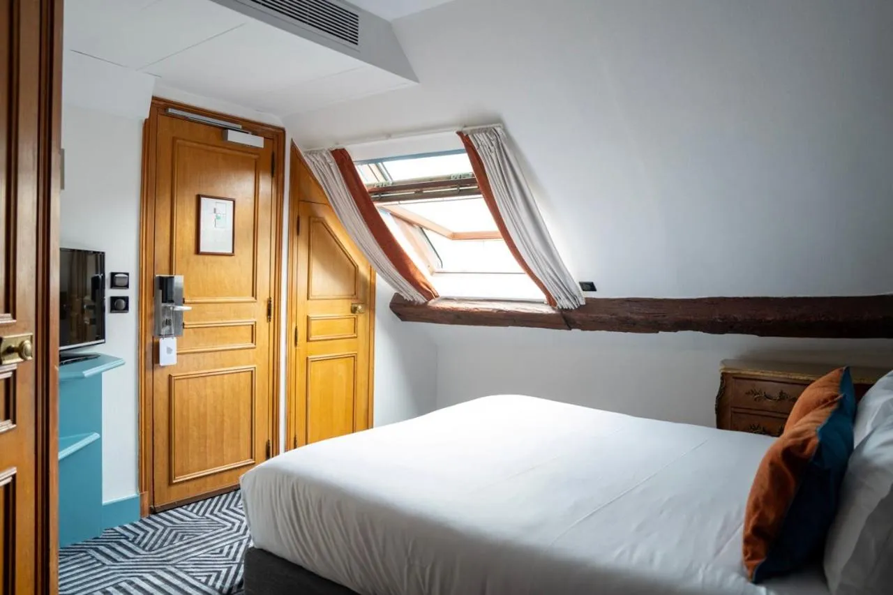 Photo of the whole room, Bed in Hotel de Fleurie - Saint-Germain-des-Pres