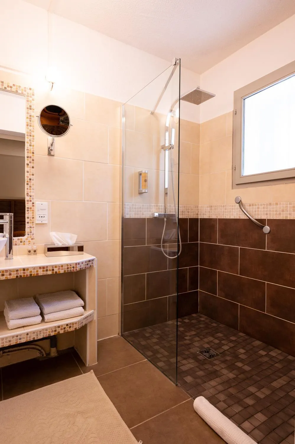 Bathroom in Hôtel l'Amandière
