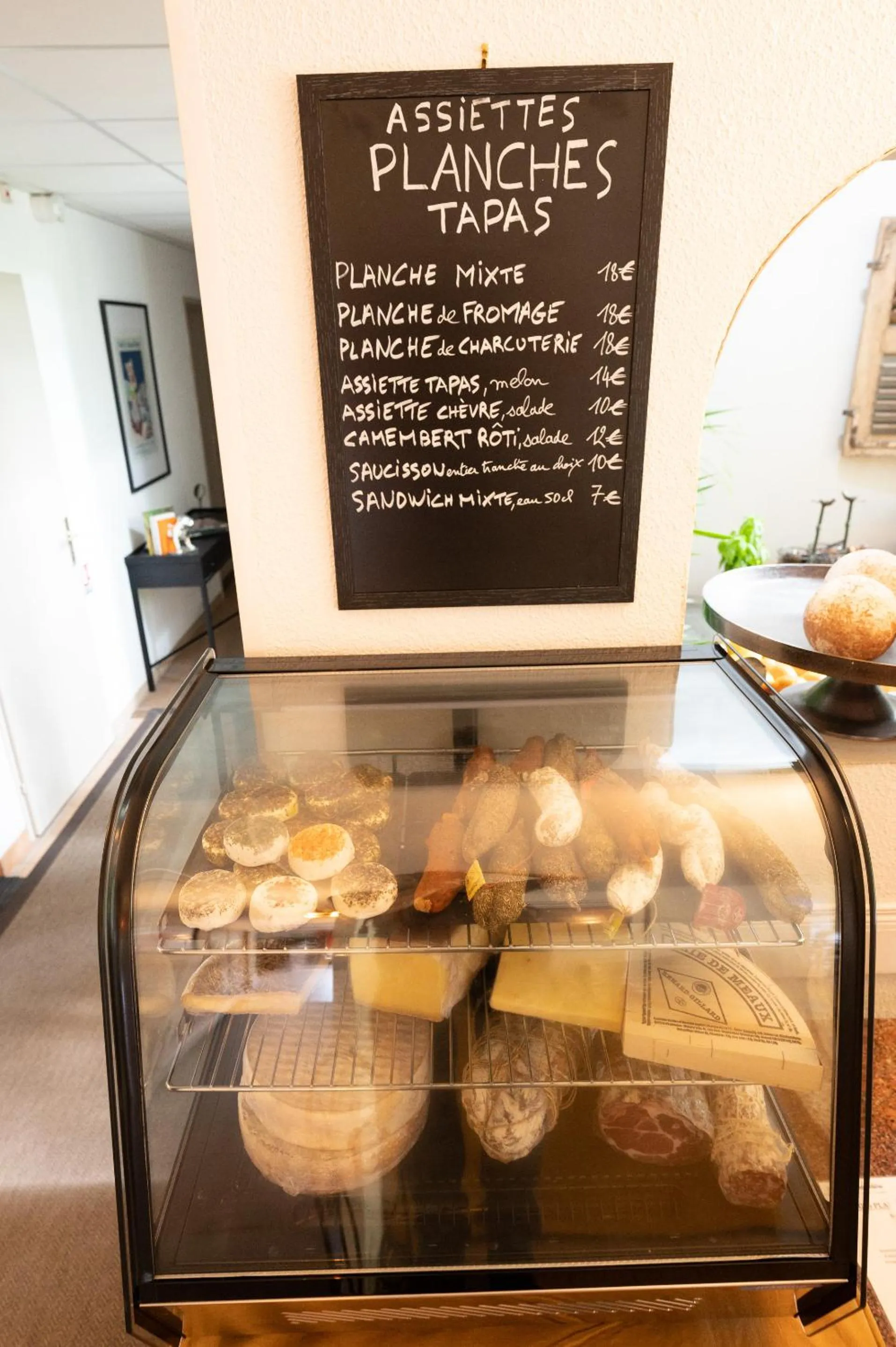 Breakfast in Hôtel l'Amandière