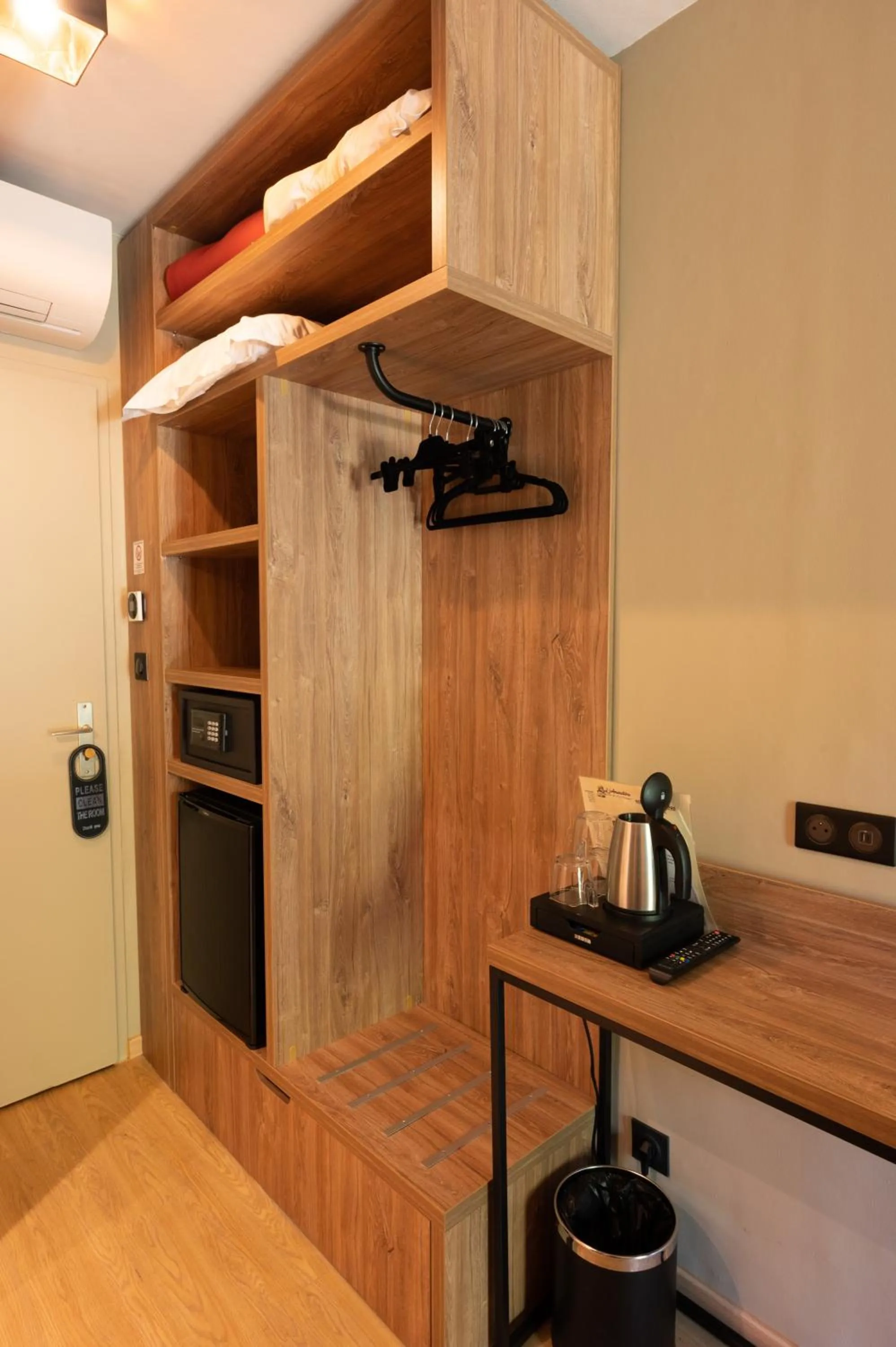 Coffee/tea facilities in Hôtel l'Amandière