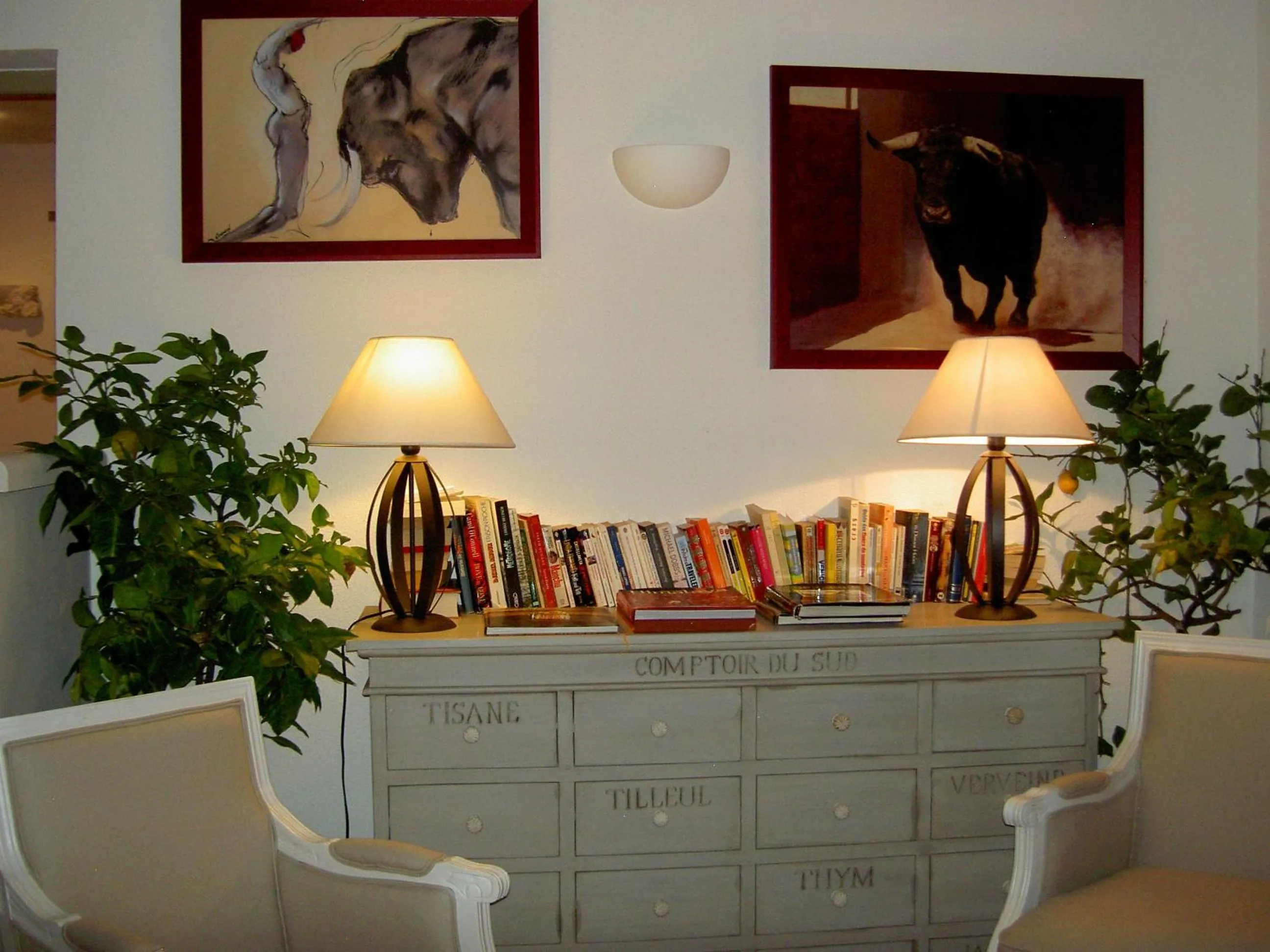 Communal lounge/ TV room in Hôtel l'Amandière