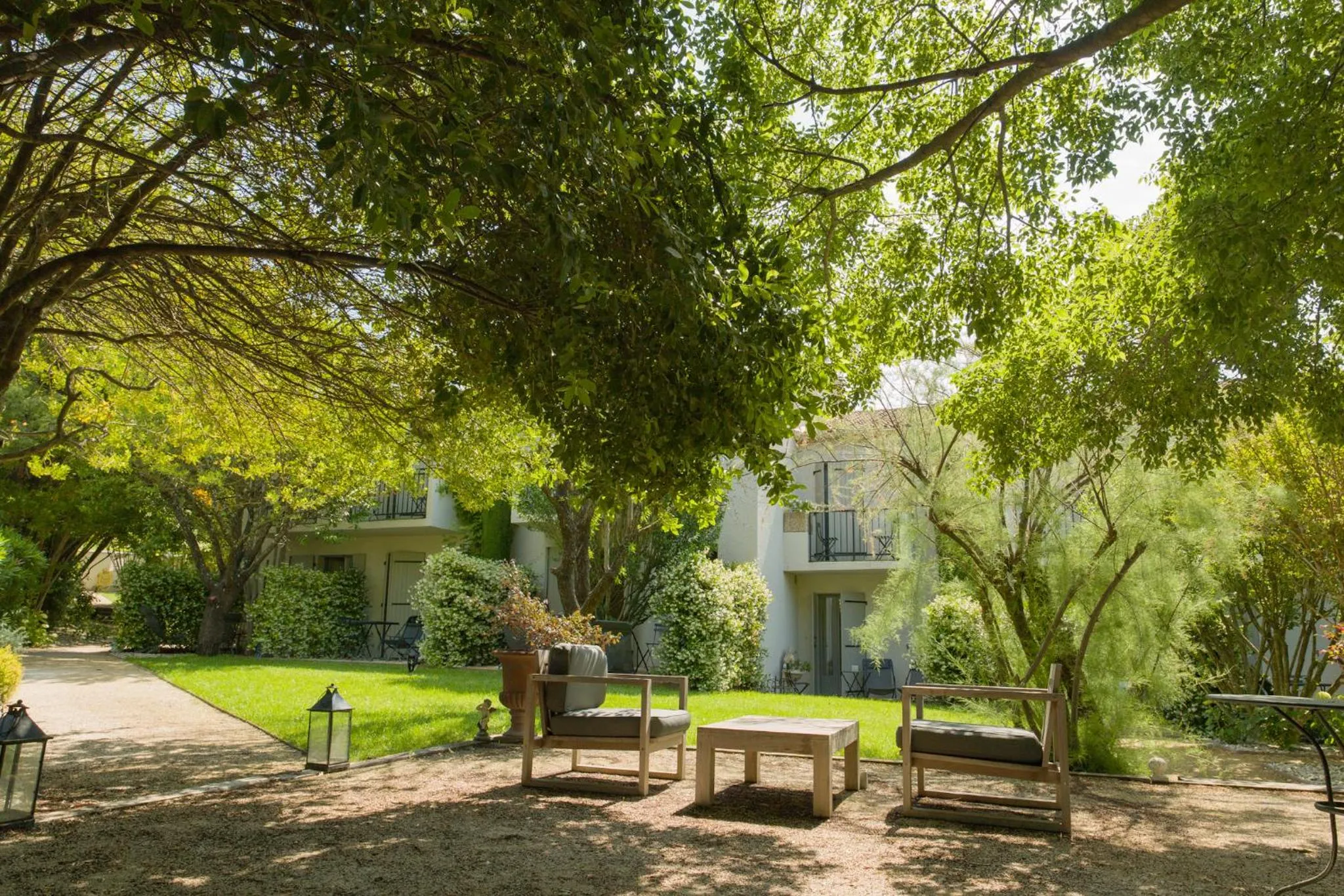 Patio in Hôtel l'Amandière
