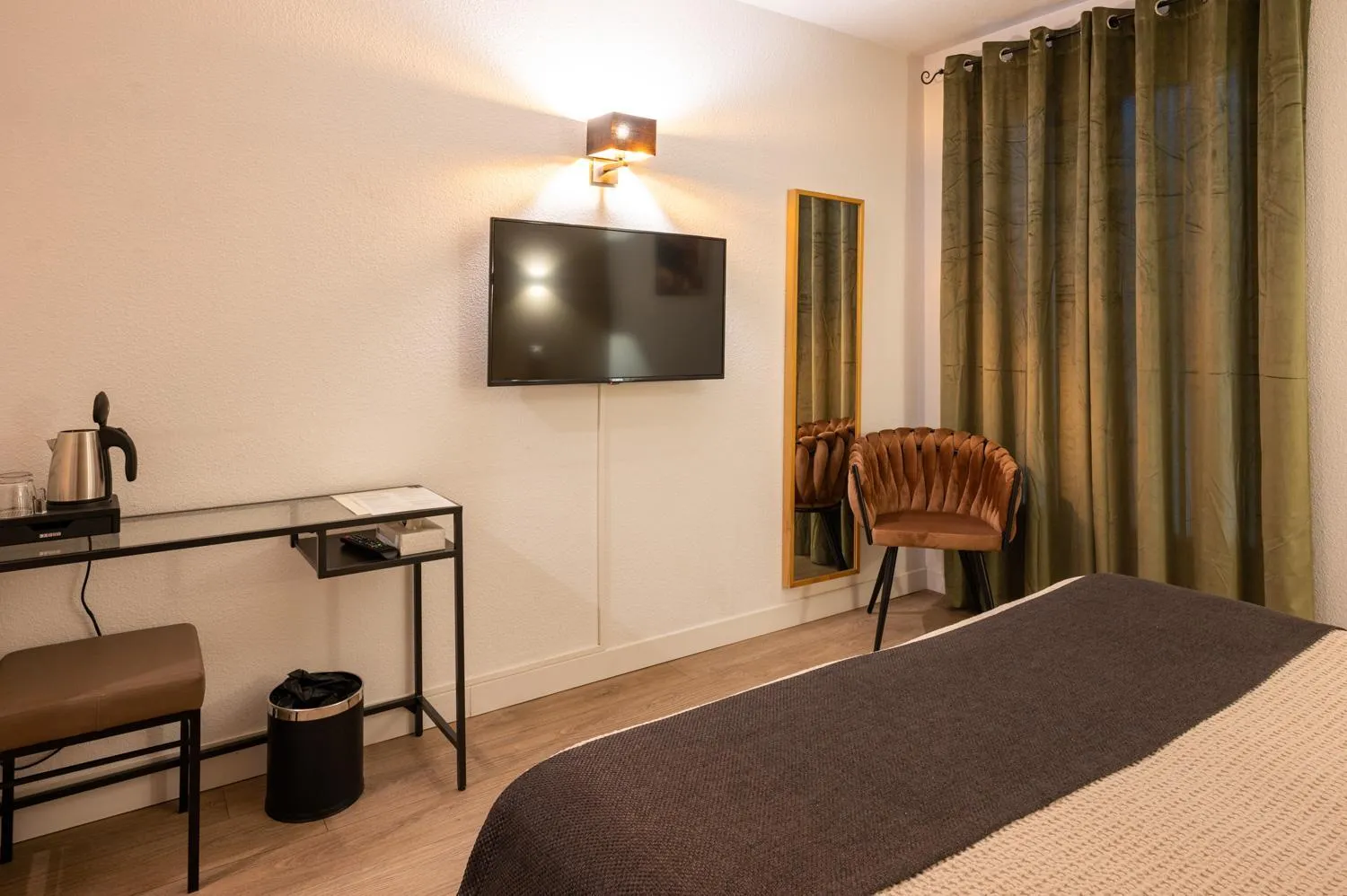 Garden view, Bed in Hôtel l'Amandière