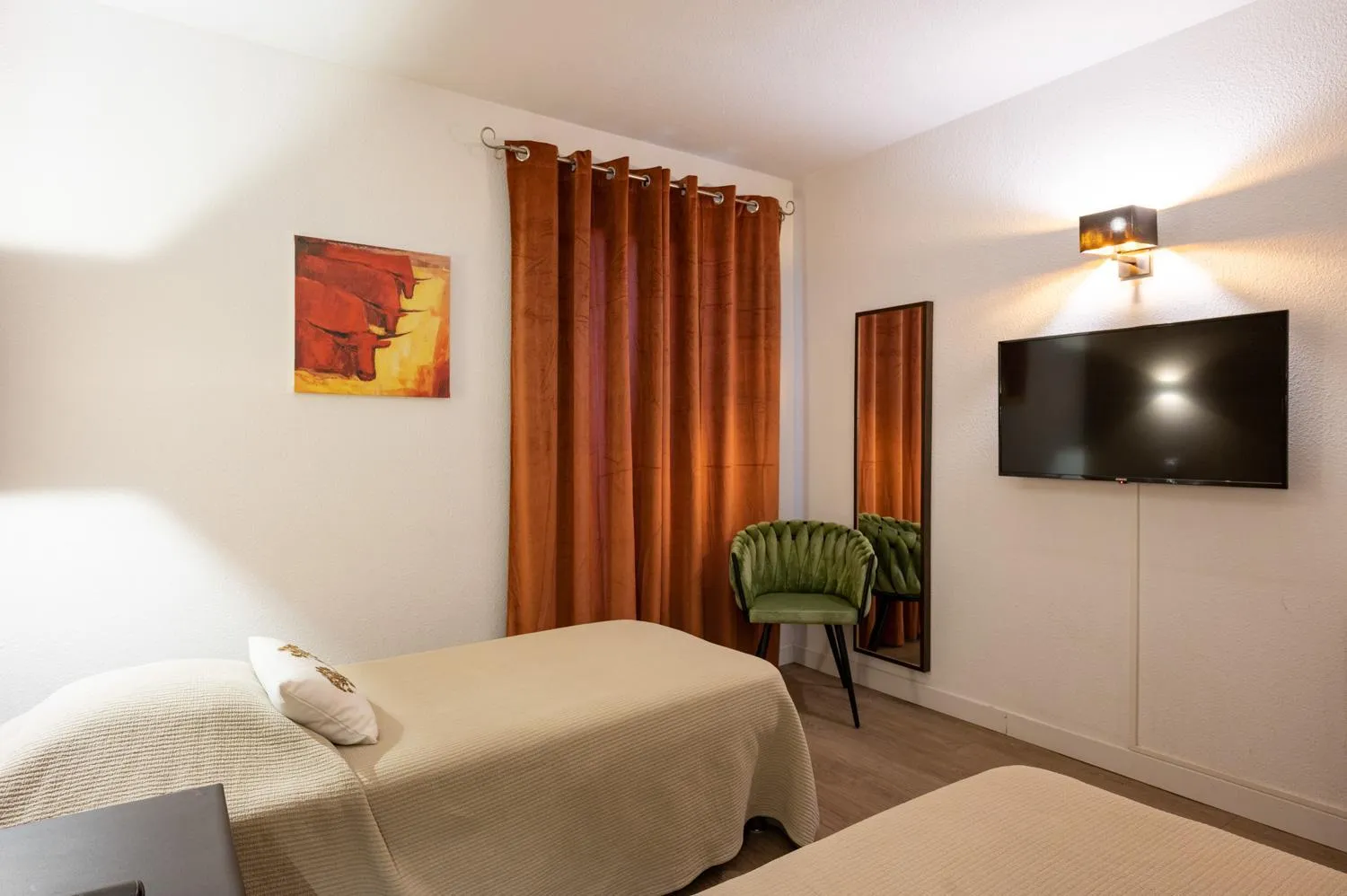 Garden view, Bed in Hôtel l'Amandière