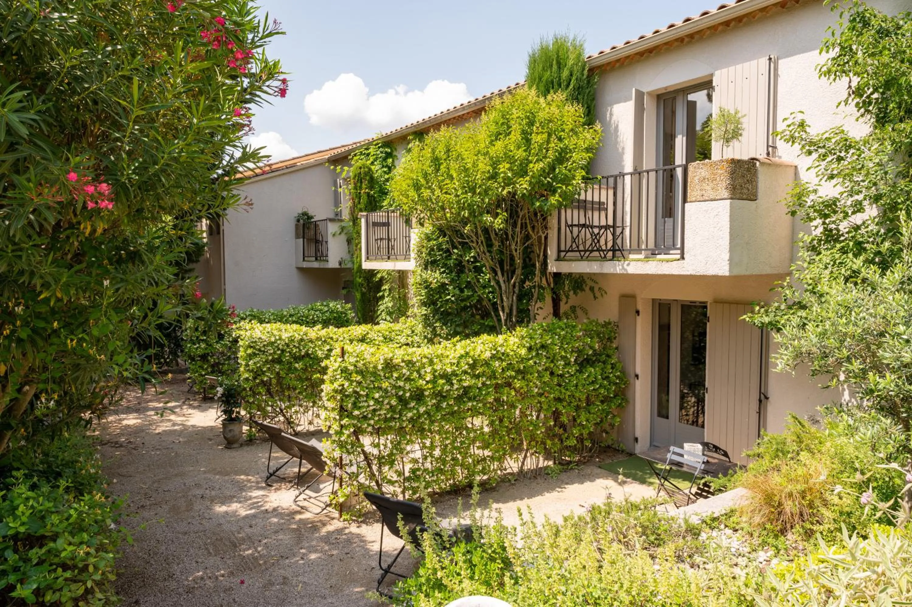 Garden view in Hôtel l'Amandière