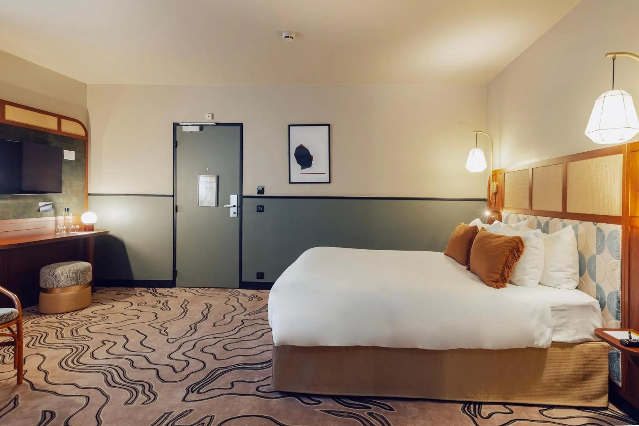 Photo of the whole room, Bed in Voco Paris - Porte de Clichy