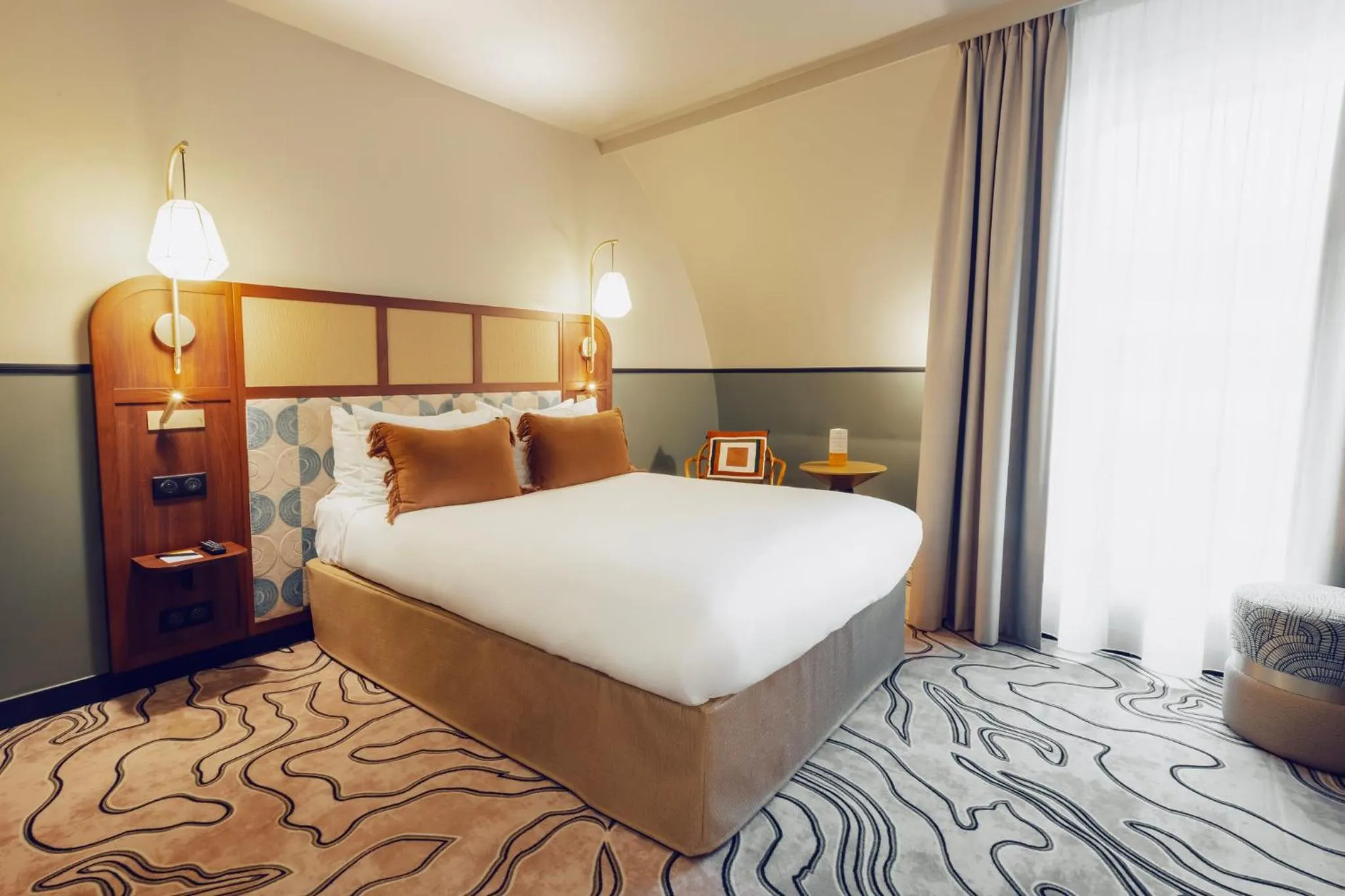 Photo of the whole room, Bed in Voco Paris - Porte de Clichy