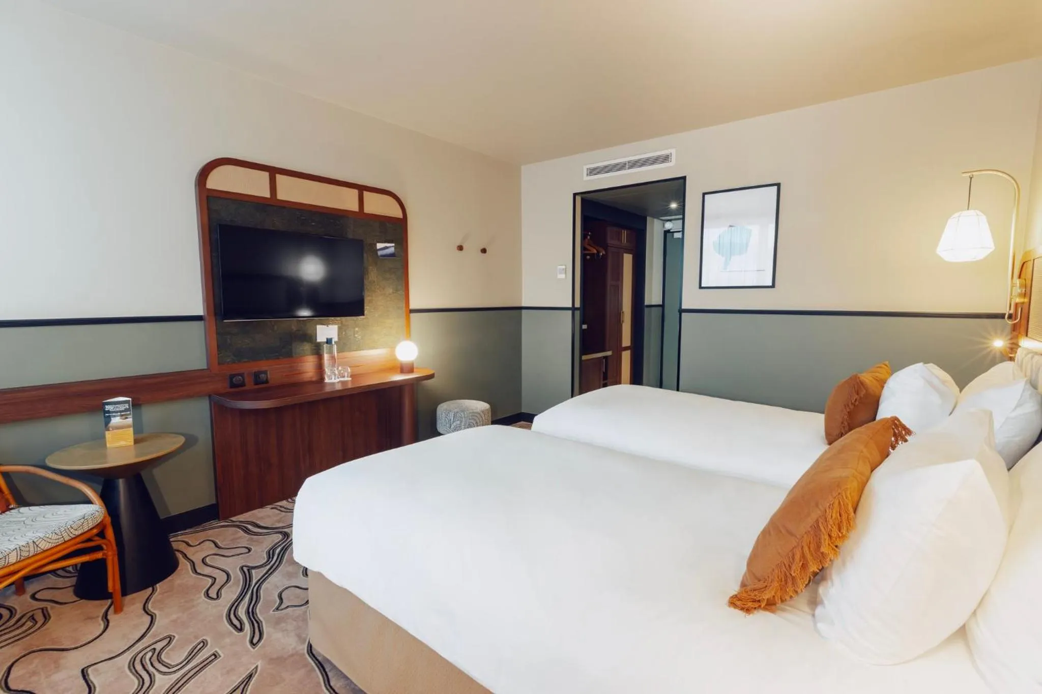 Photo of the whole room, Bed in Voco Paris - Porte de Clichy