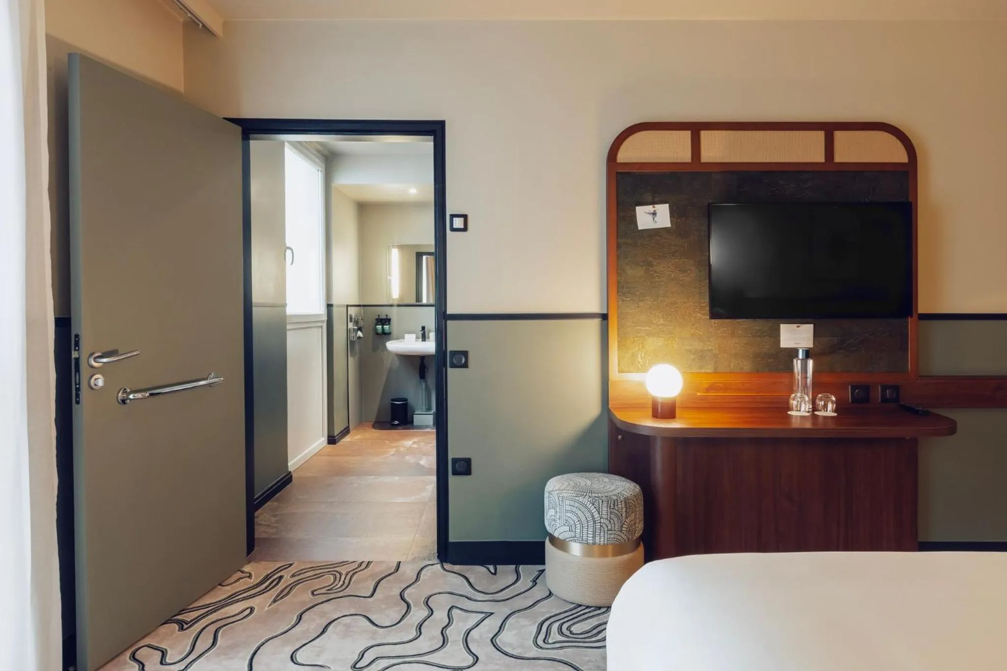 Photo of the whole room, Bed in Voco Paris - Porte de Clichy