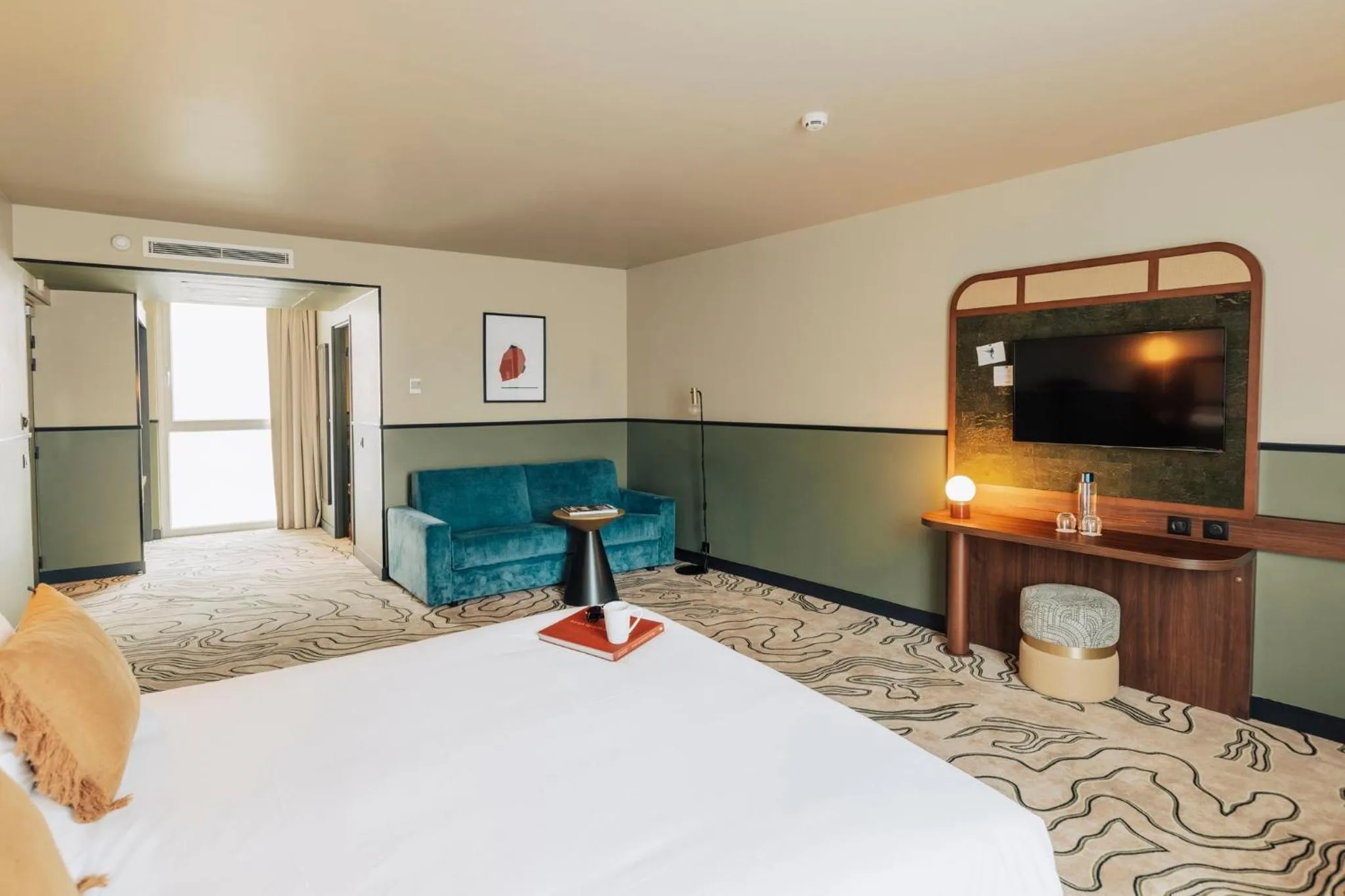 Photo of the whole room, Bed in Voco Paris - Porte de Clichy