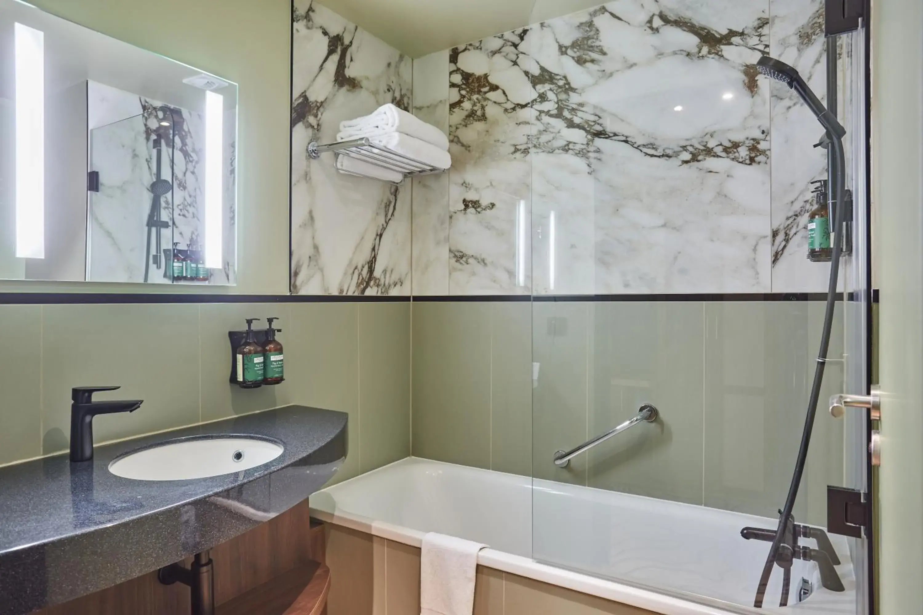 Standard Room with Two Single Beds in voco Paris - Porte de Clichy by IHG Standard Room with Two Single Beds in voco Paris - Porte de Clichy by IHG