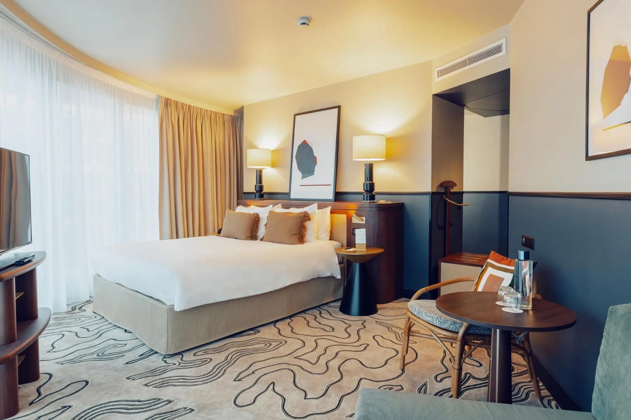 Photo of the whole room, Bed in Voco Paris - Porte de Clichy