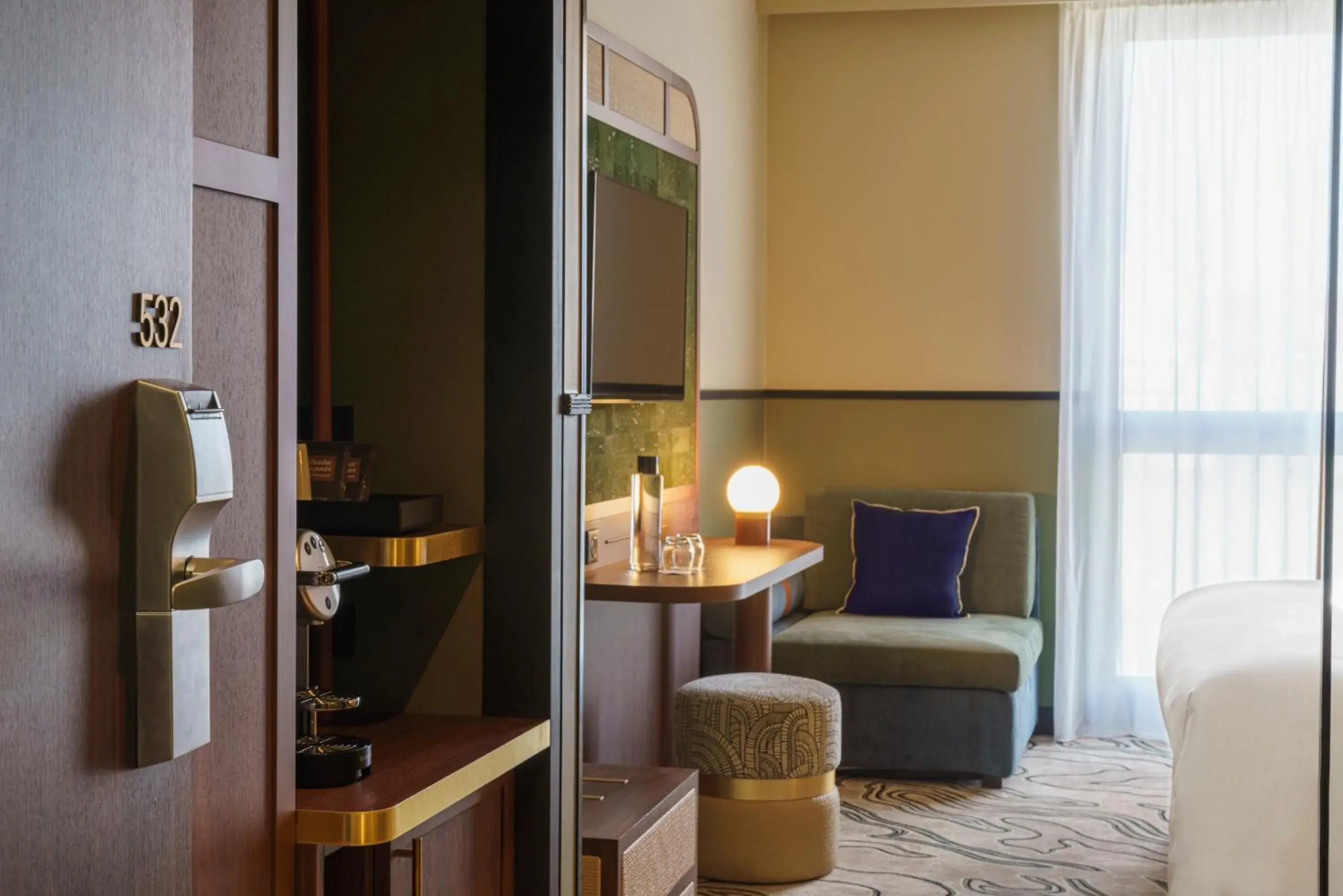 Standard Queen Room with Single Sofa Bed in voco Paris - Porte de Clichy by IHG Standard Queen Room with Single Sofa Bed in voco Paris - Porte de Clichy by IHG