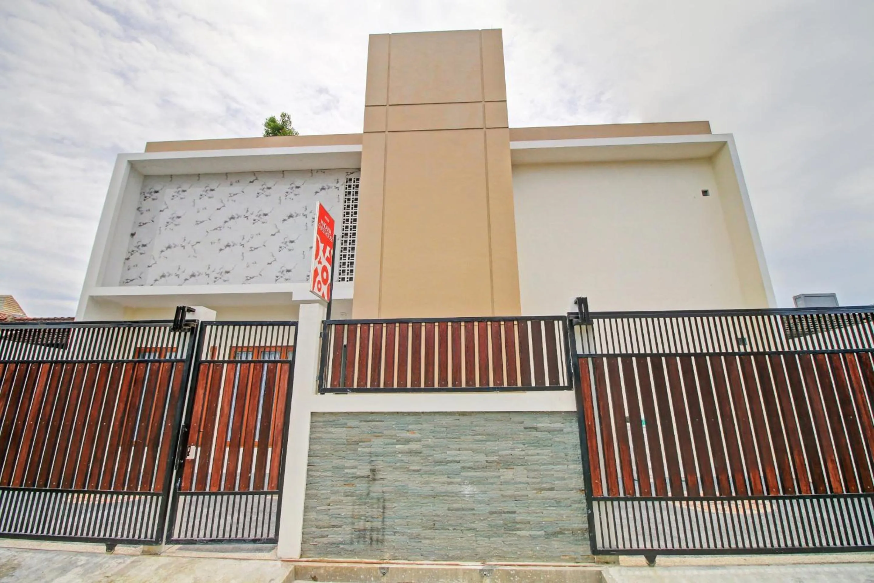 Facade/entrance in Hotel O Madania Guesthouse Syariah