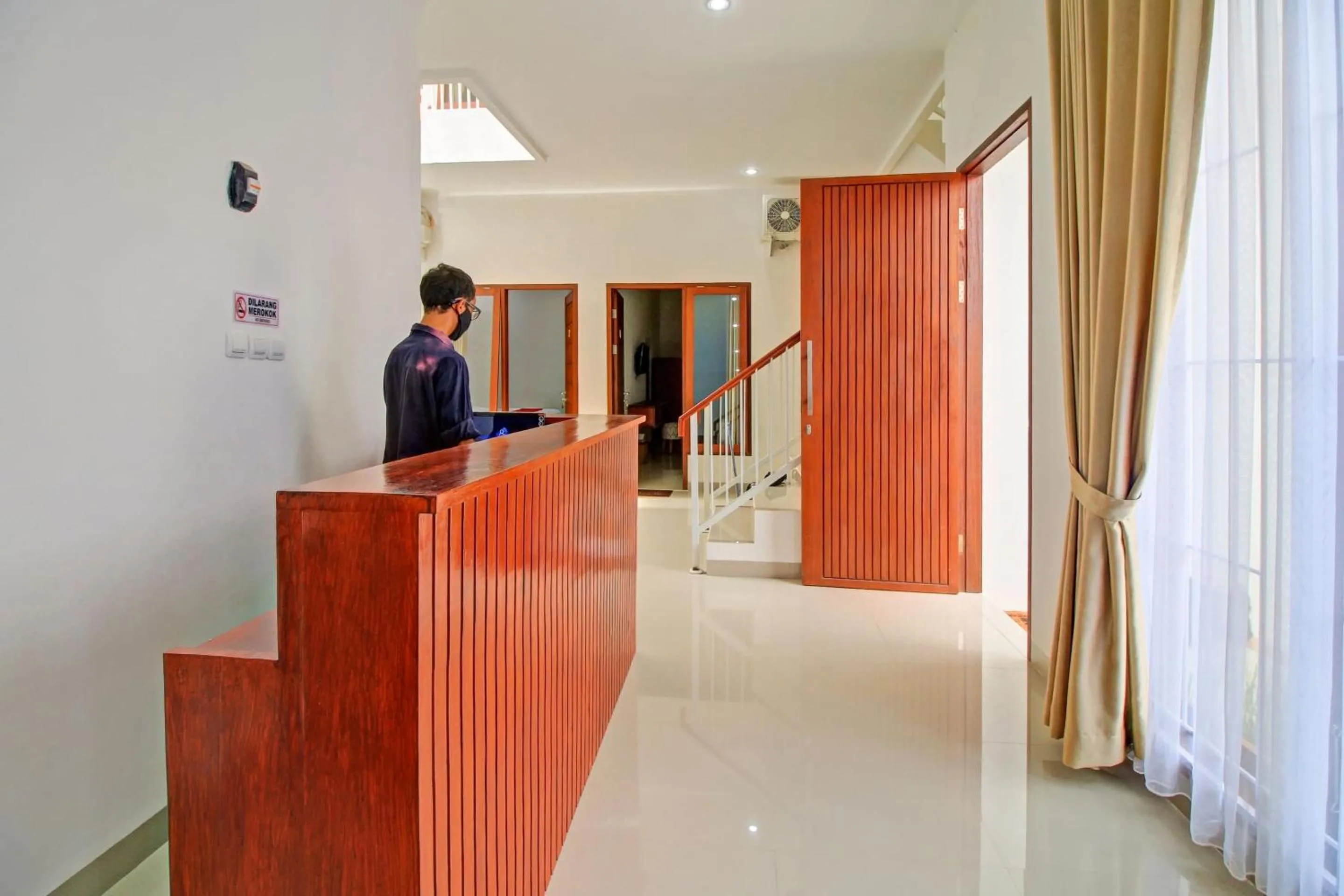 Lobby or reception in Hotel O Madania Guesthouse Syariah