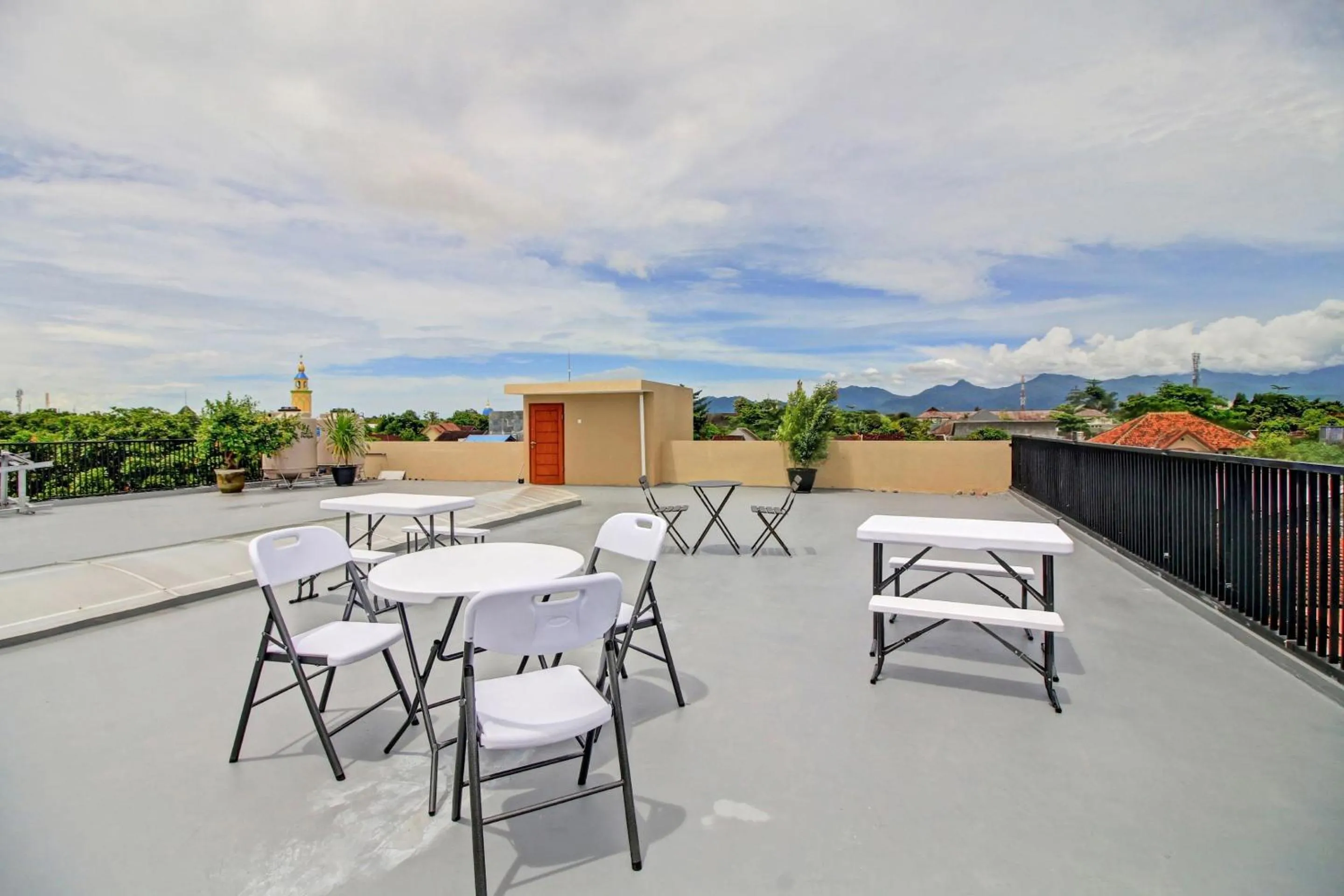Lobby or reception in Hotel O Madania Guesthouse Syariah