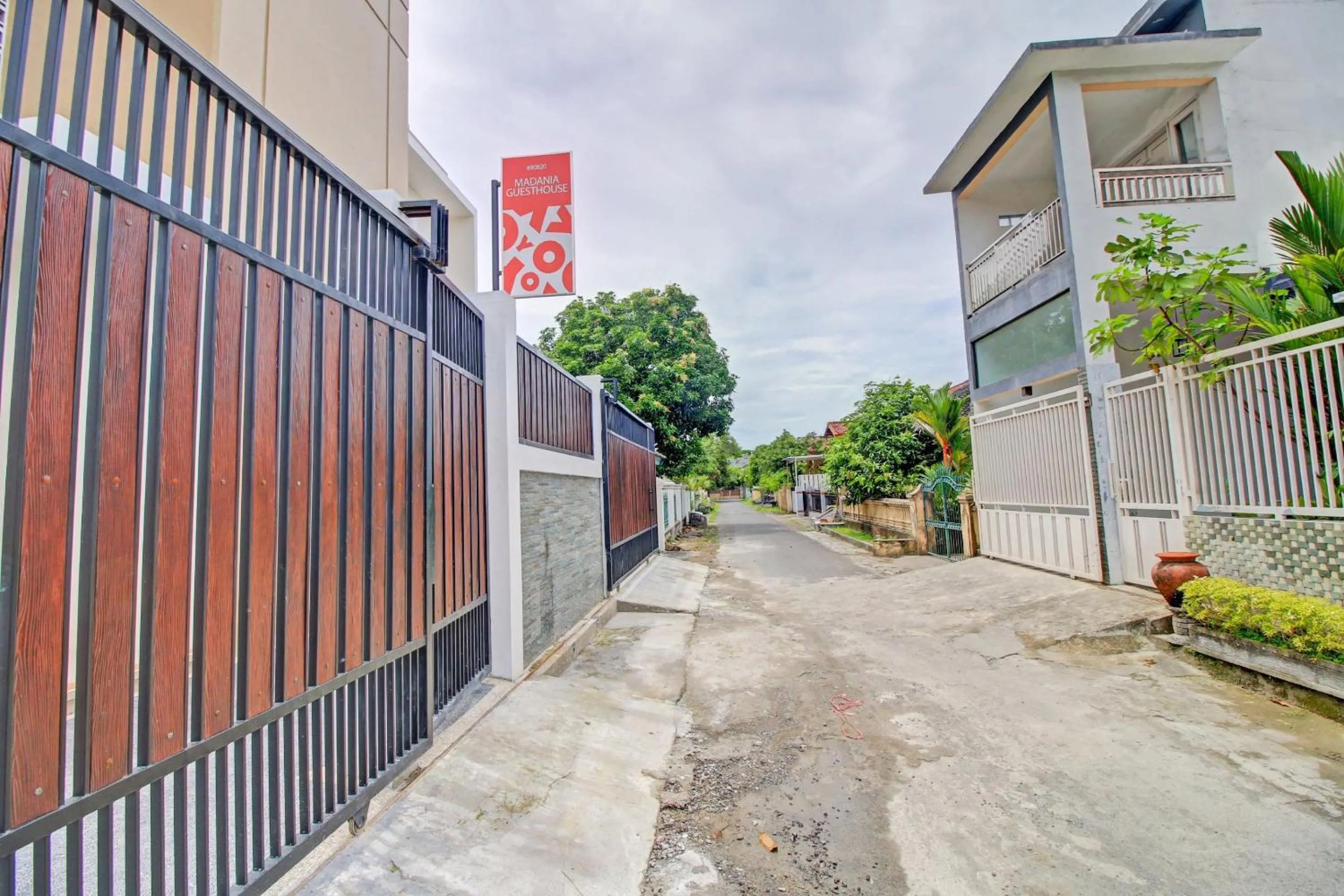 Facade/entrance in Hotel O Madania Guesthouse Syariah