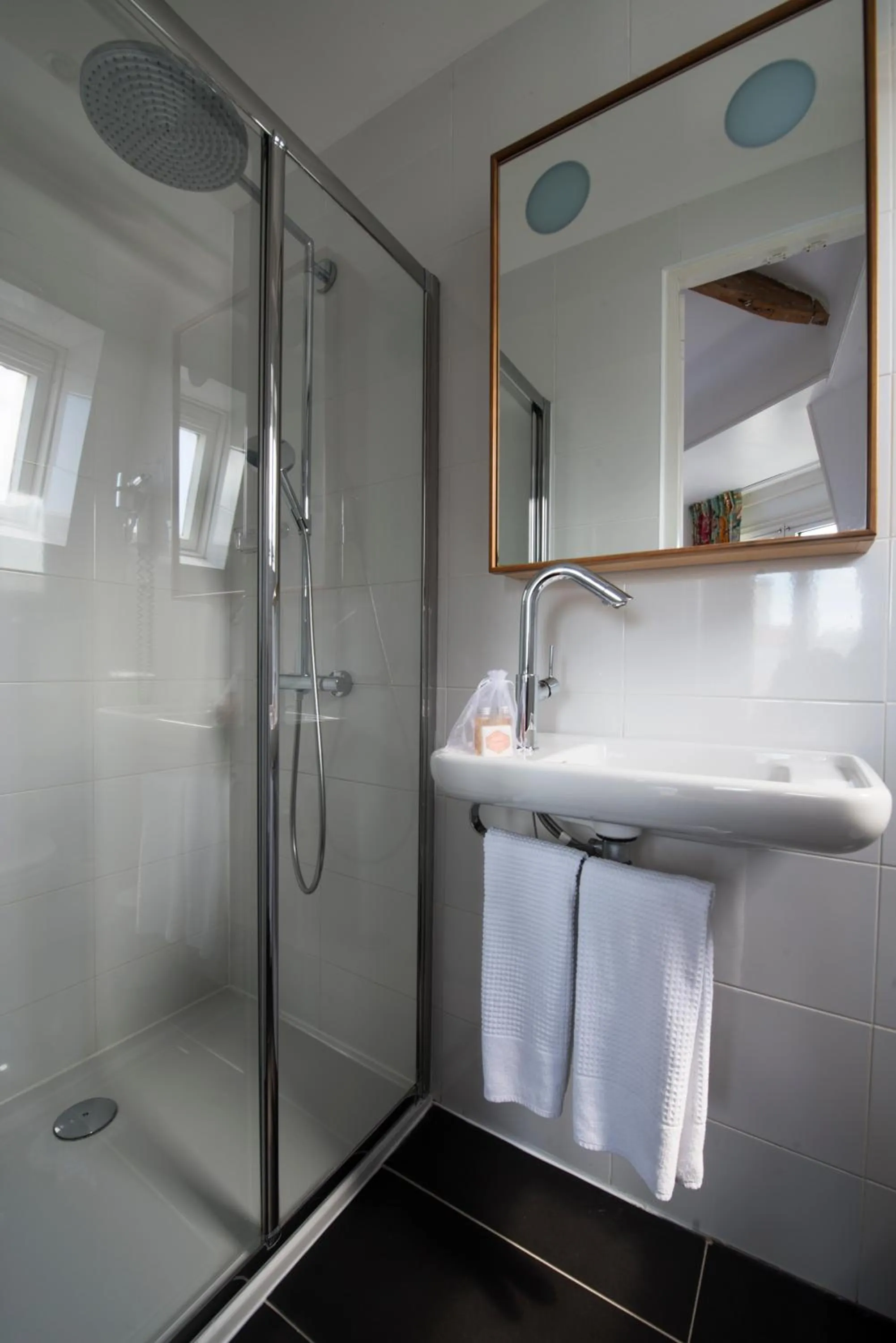 Bathroom in Hôtel des Batignolles