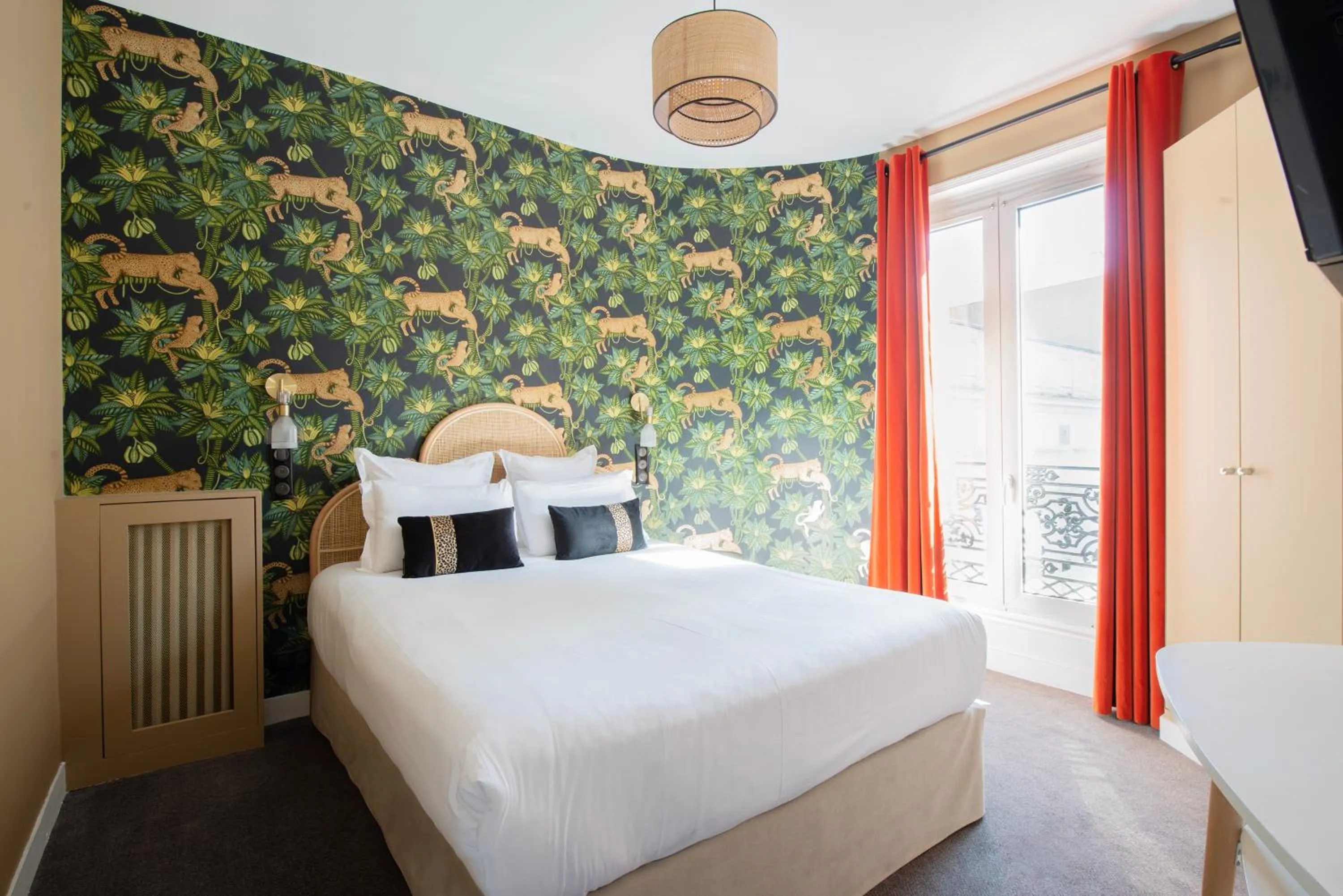 Bedroom in Hôtel des Batignolles