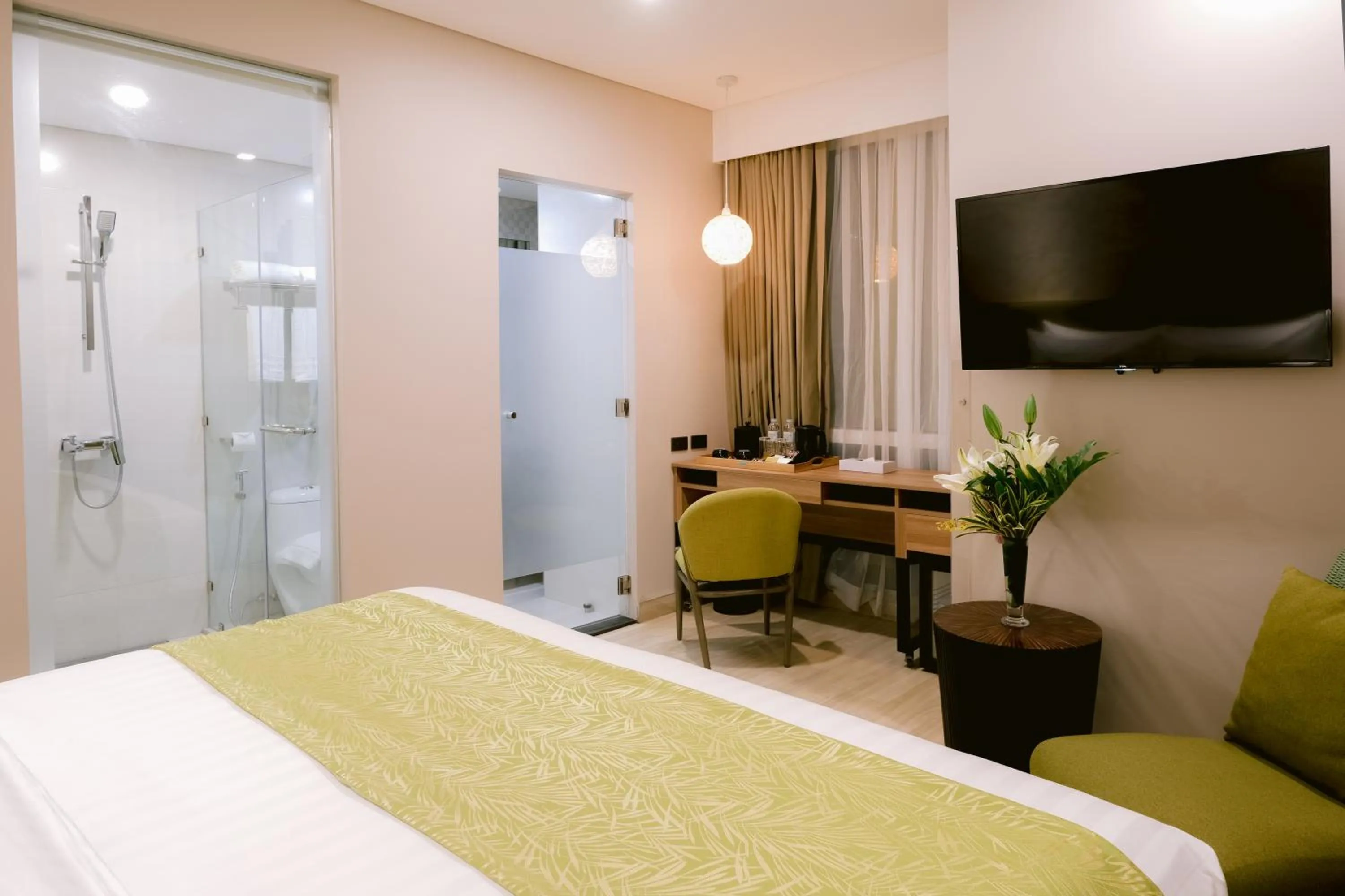 Communal lounge/ TV room, Bed in Goldberry Suites and Hotel Cebu