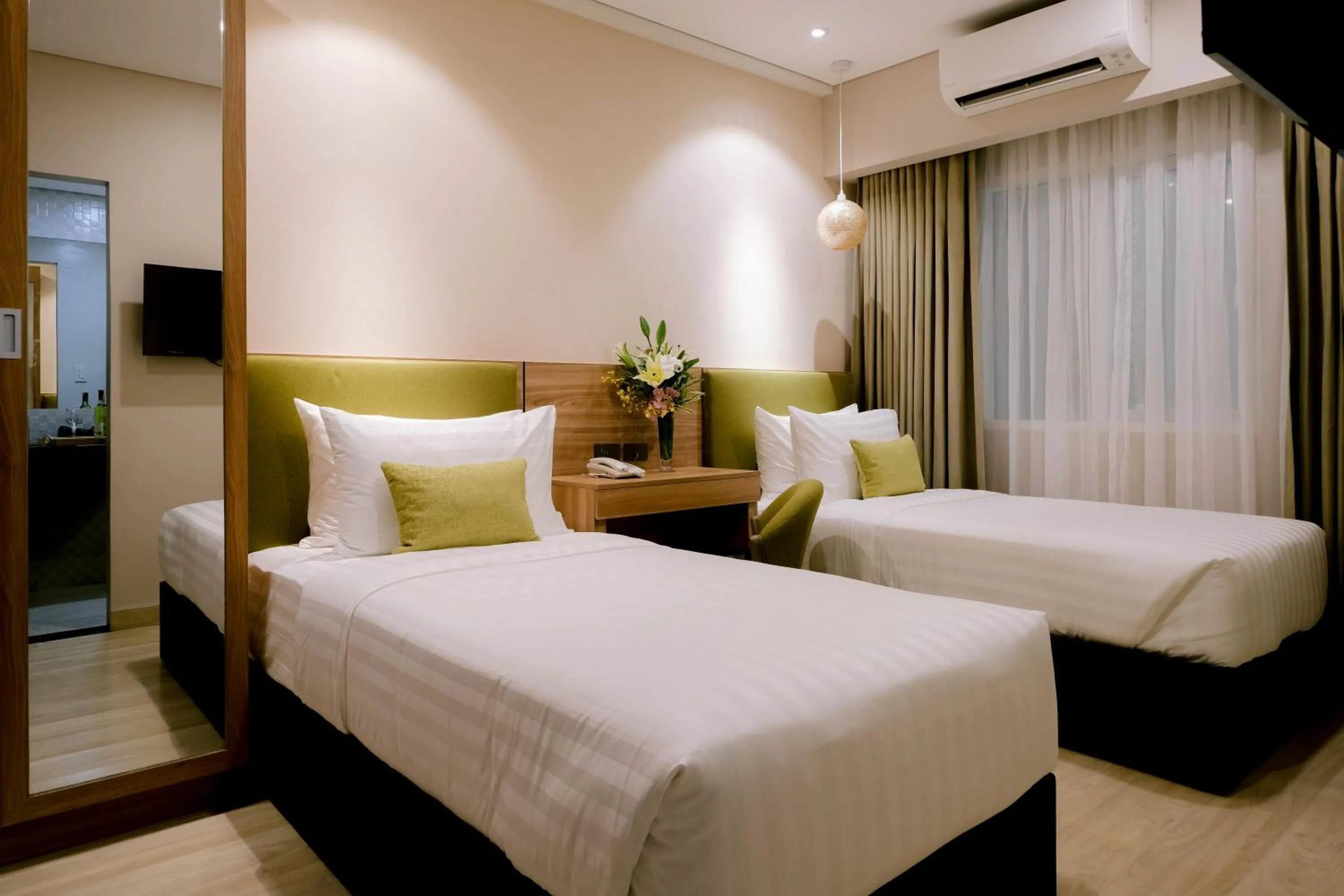 Bed in Goldberry Suites and Hotel Cebu