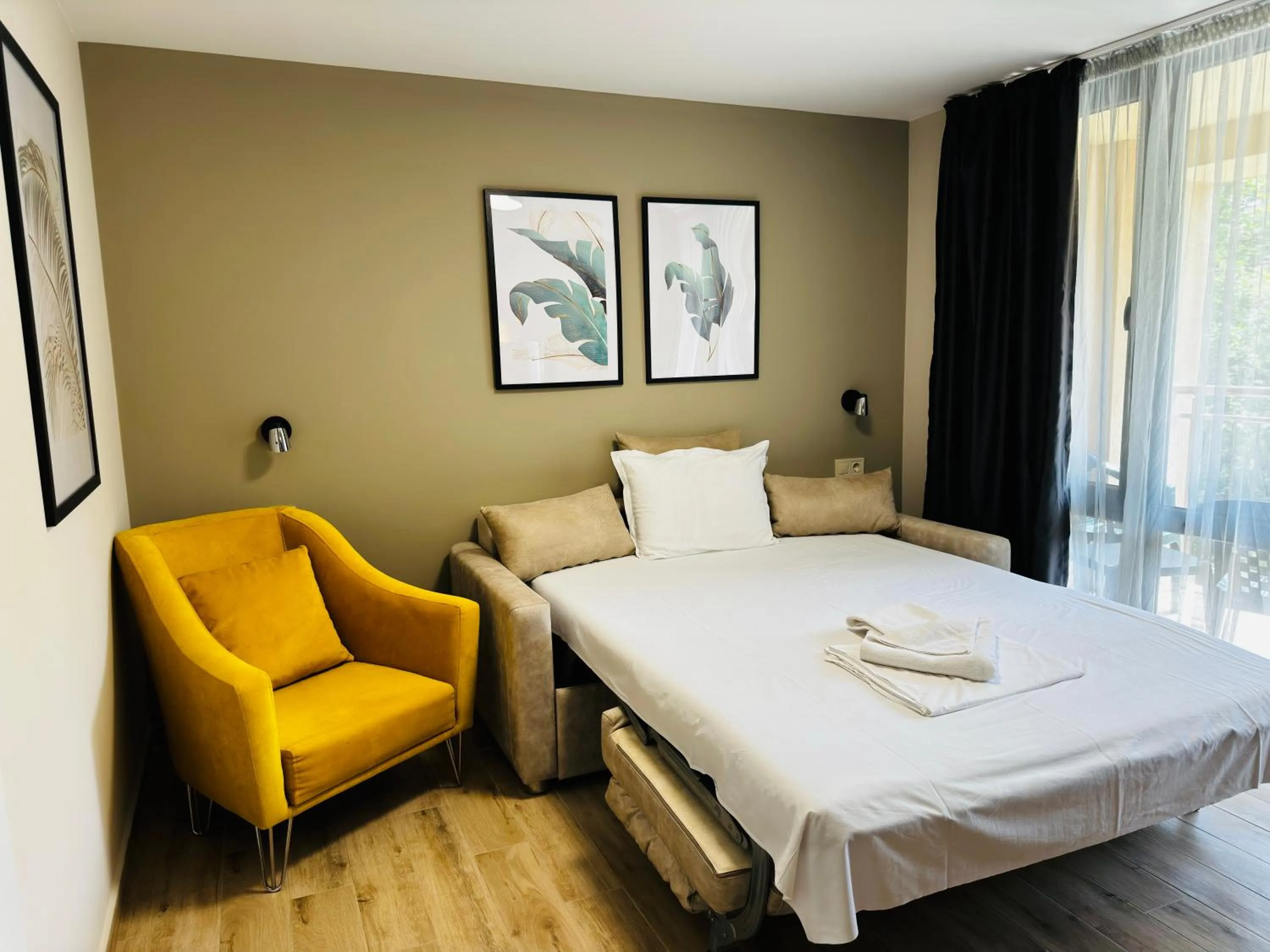 Living room, Bed in Queen Nelly Park