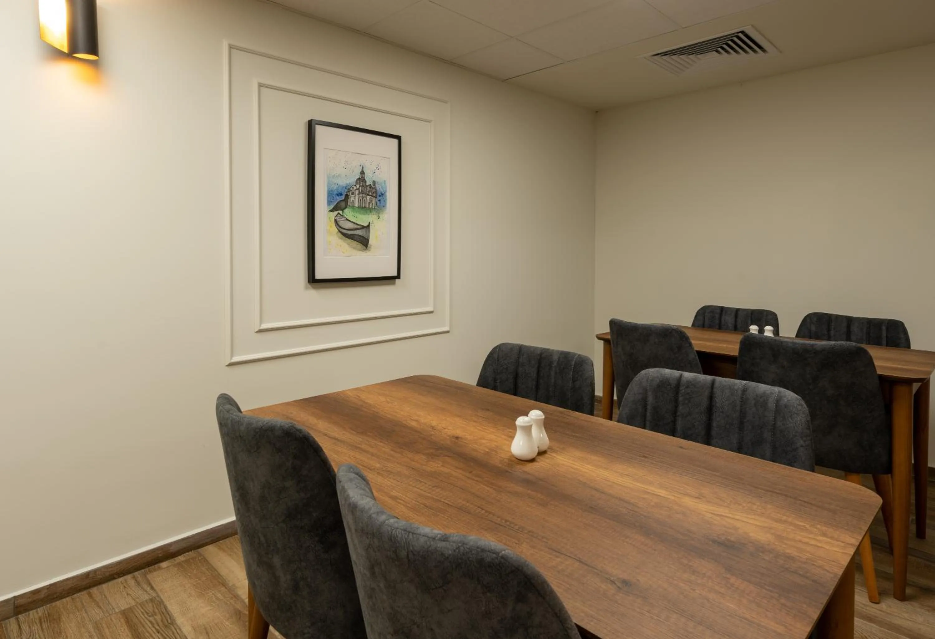 Restaurant/places to eat in Queen Nelly Park