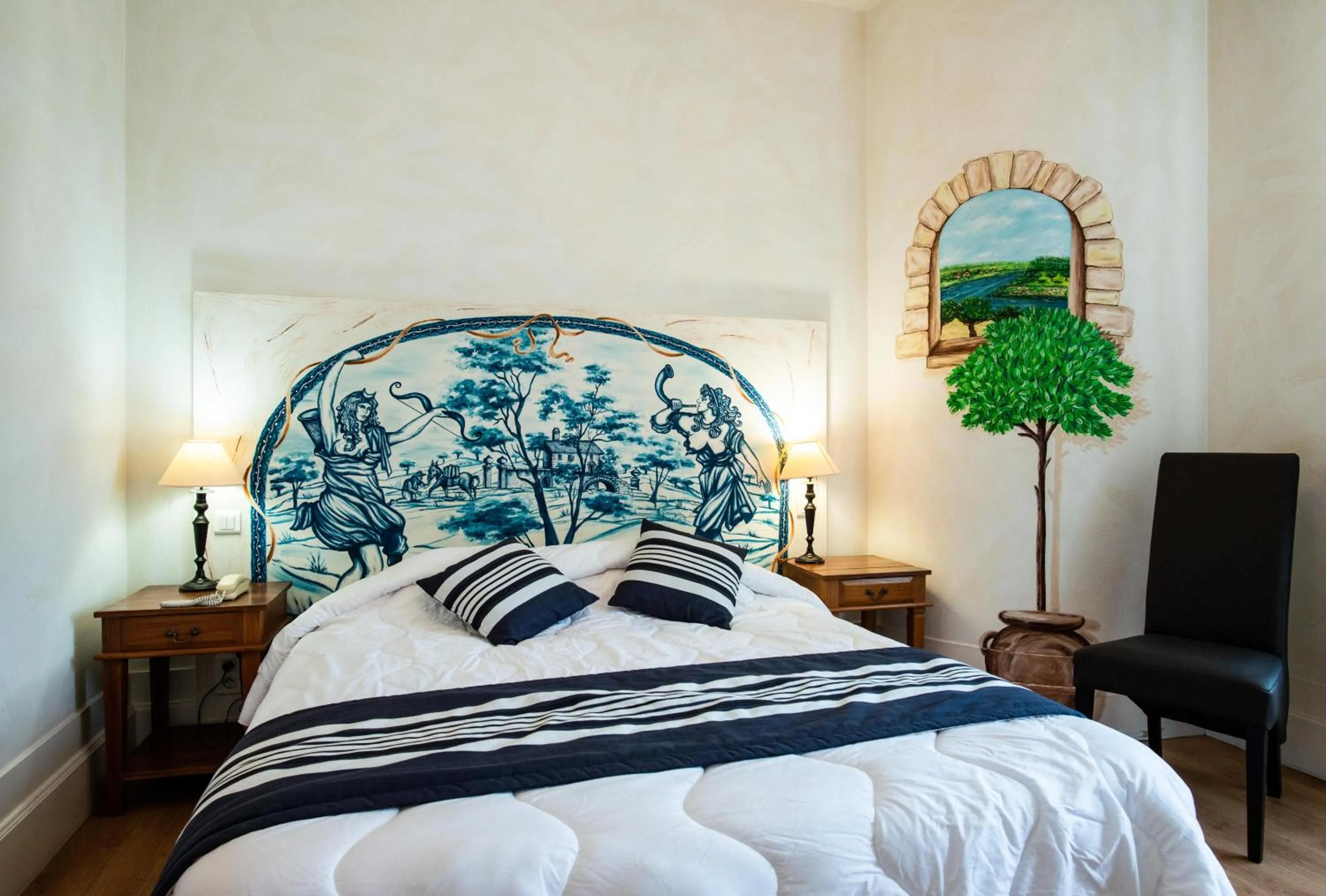 Bed in Logis Hôtel de la Tour Libourne