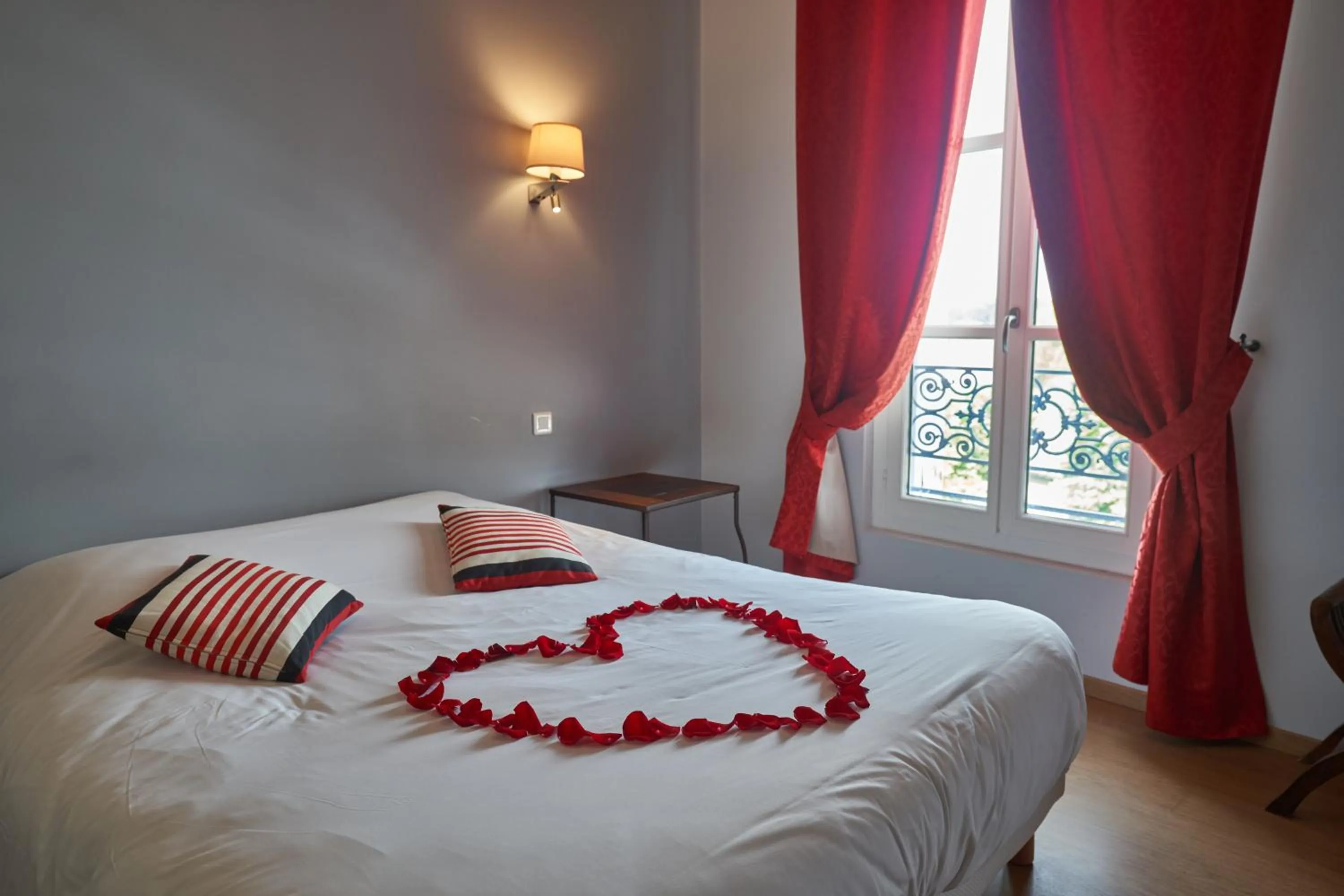 Bed in Logis Hôtel de la Tour Libourne