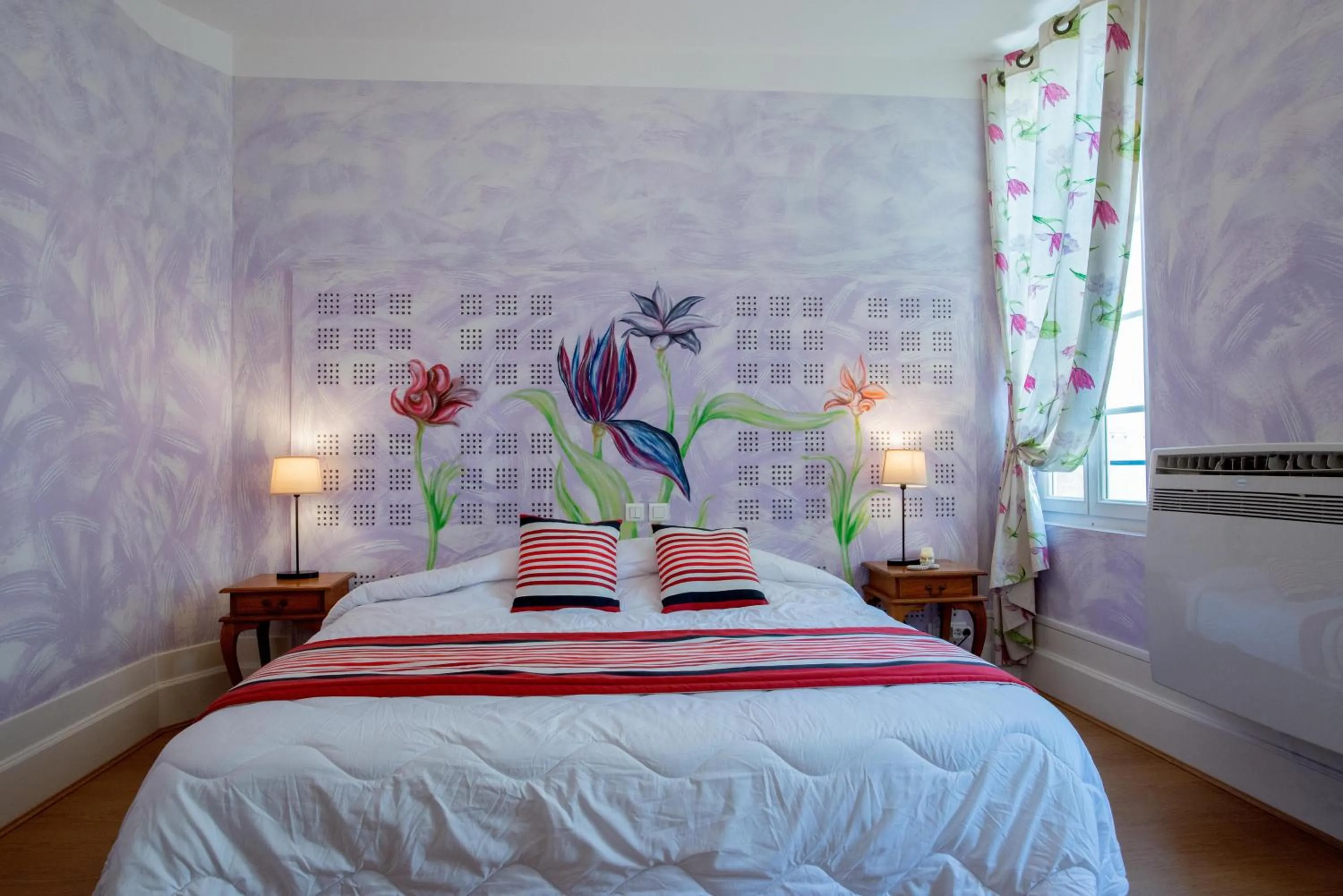 Bed in Logis Hôtel de la Tour Libourne