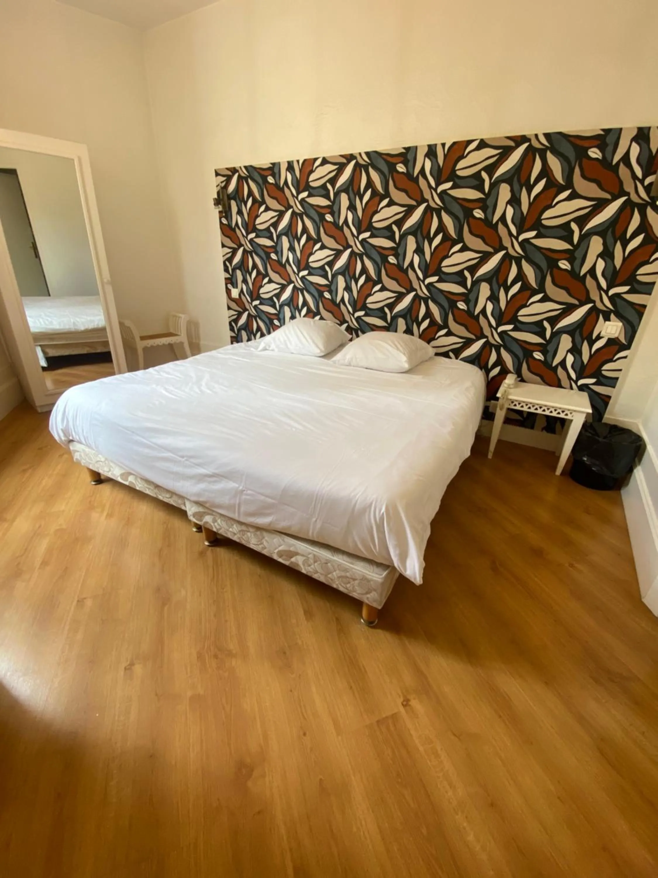 Bed in Logis Hôtel de la Tour Libourne