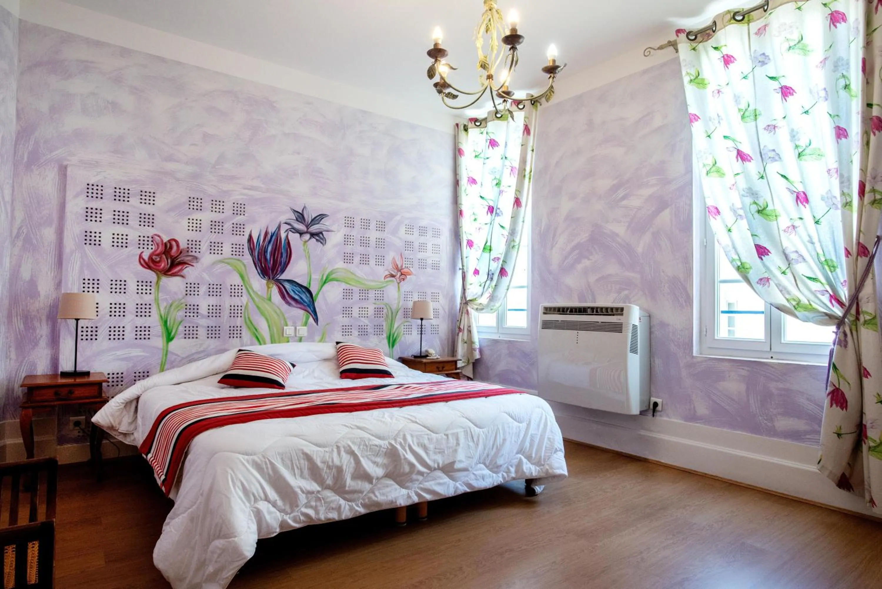 Bed in Logis Hôtel de la Tour Libourne