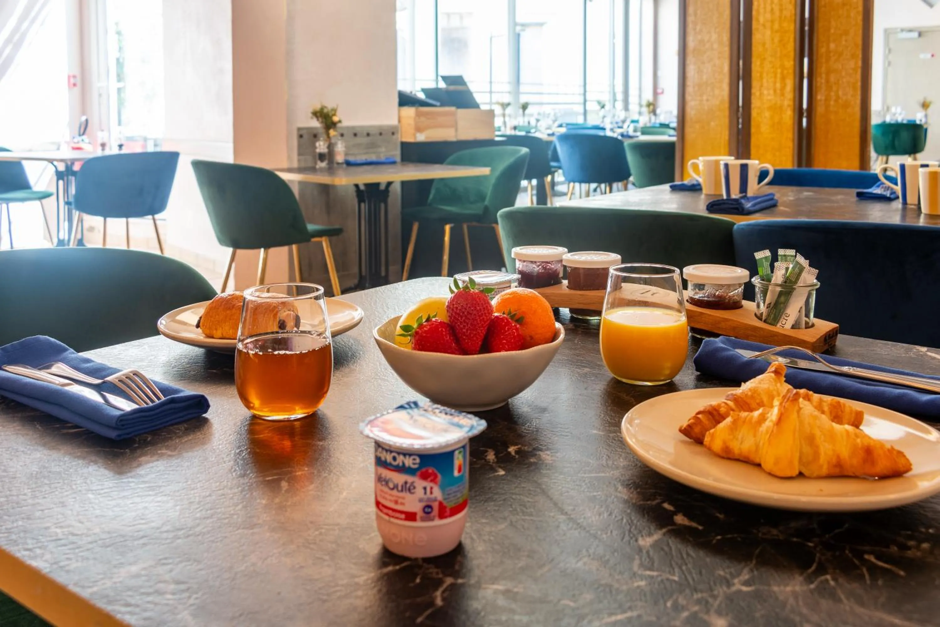 Breakfast in Logis Hôtel de la Tour Libourne