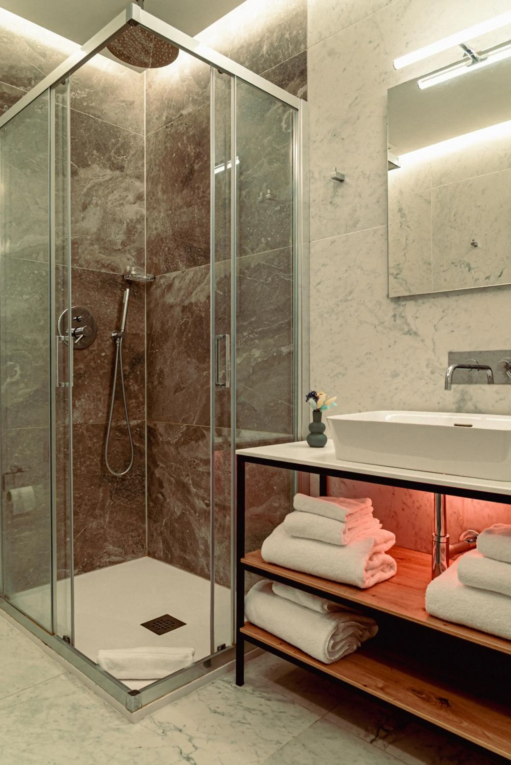 Shower in GRANDI 32 Boutique Residence
