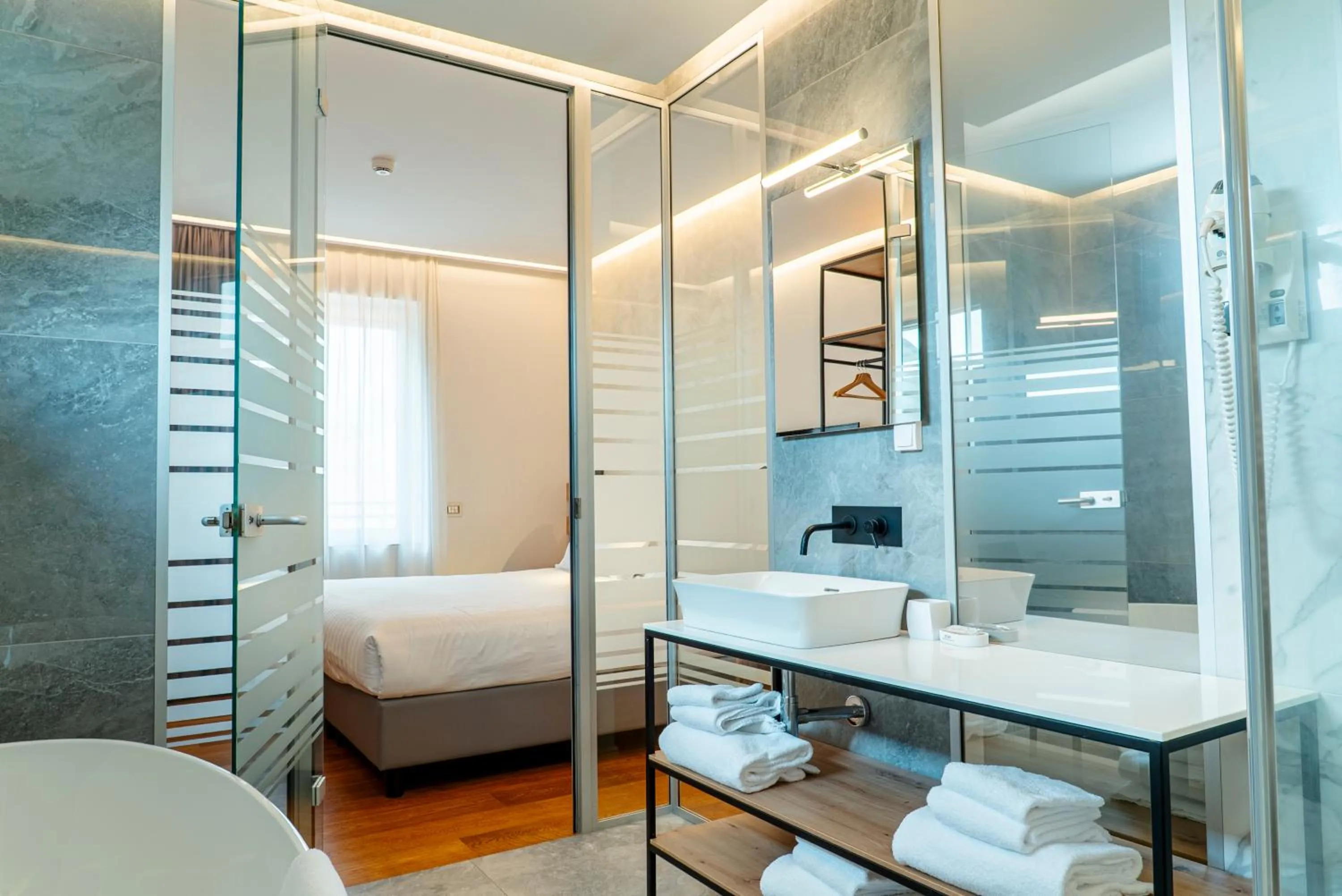 Shower, Bed in GRANDI 32 Boutique Residence