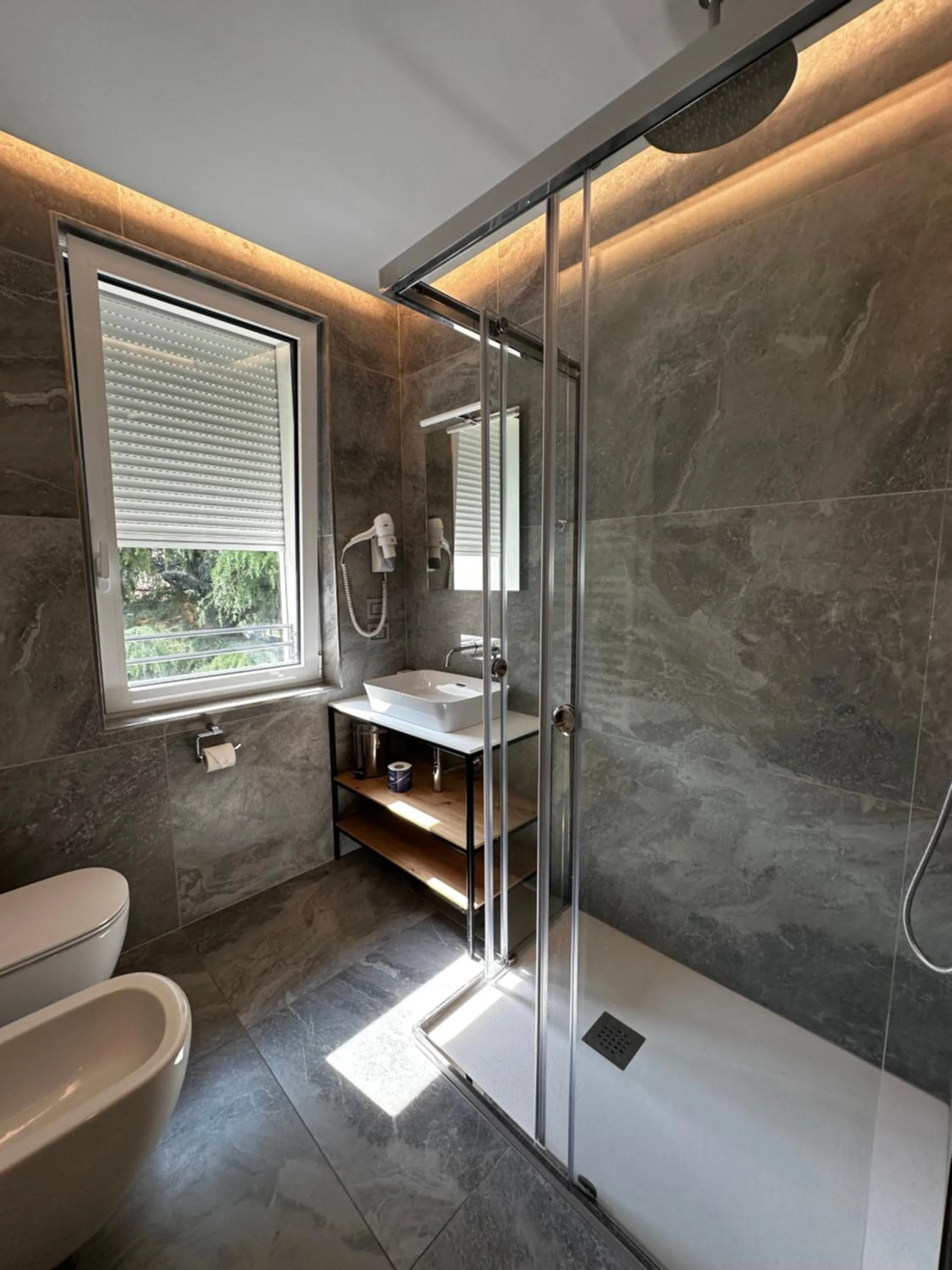 Shower in GRANDI 32 Boutique Residence