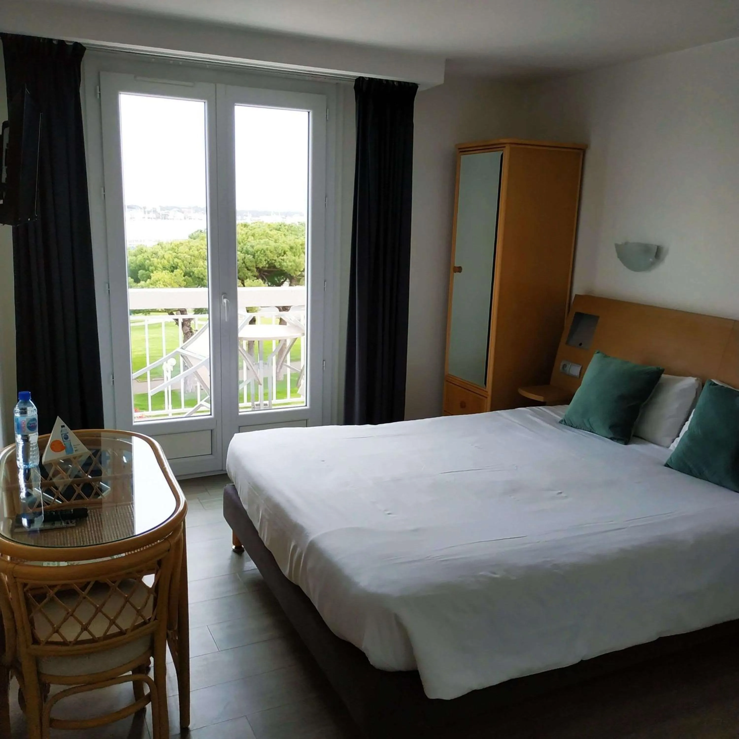 Bedroom, Bed in Brit Hotel Hermitage