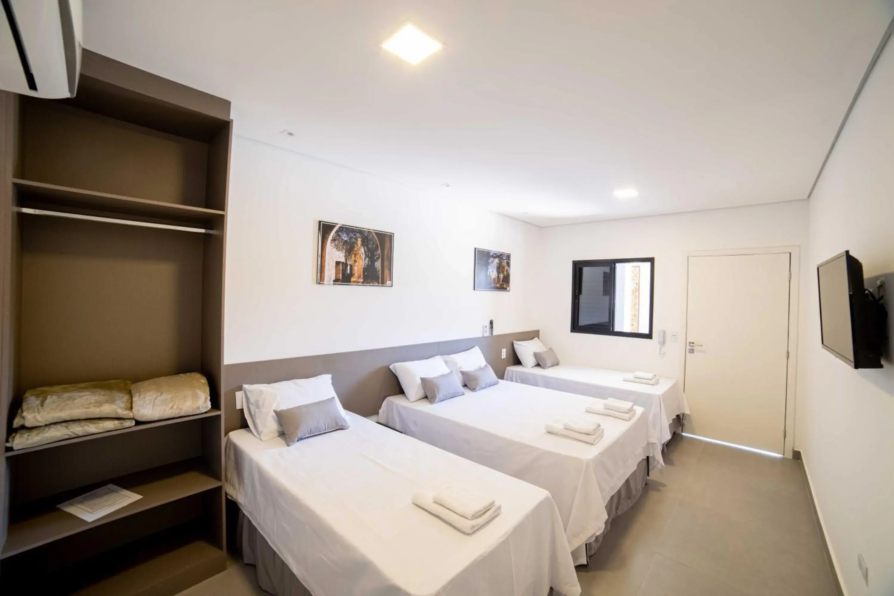 Deluxe Quadruple Room - single occupancy in Pousada Cadiz - Piscina Climatizada Deluxe Quadruple Room - single occupancy in Pousada Cadiz - Piscina Climatizada