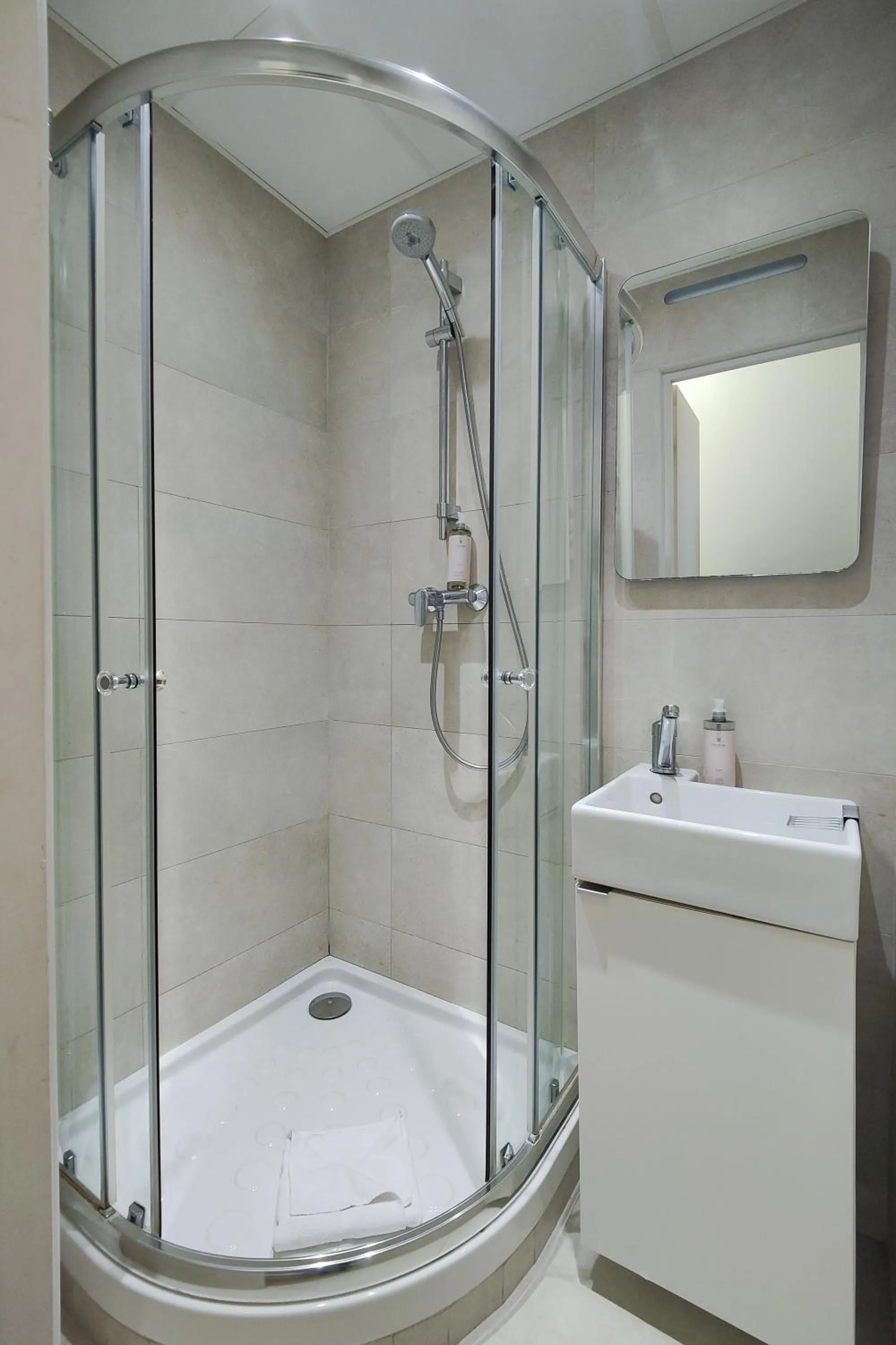 Bathroom in Aparthotel AMMI Nice Massena - ex Ajoupa