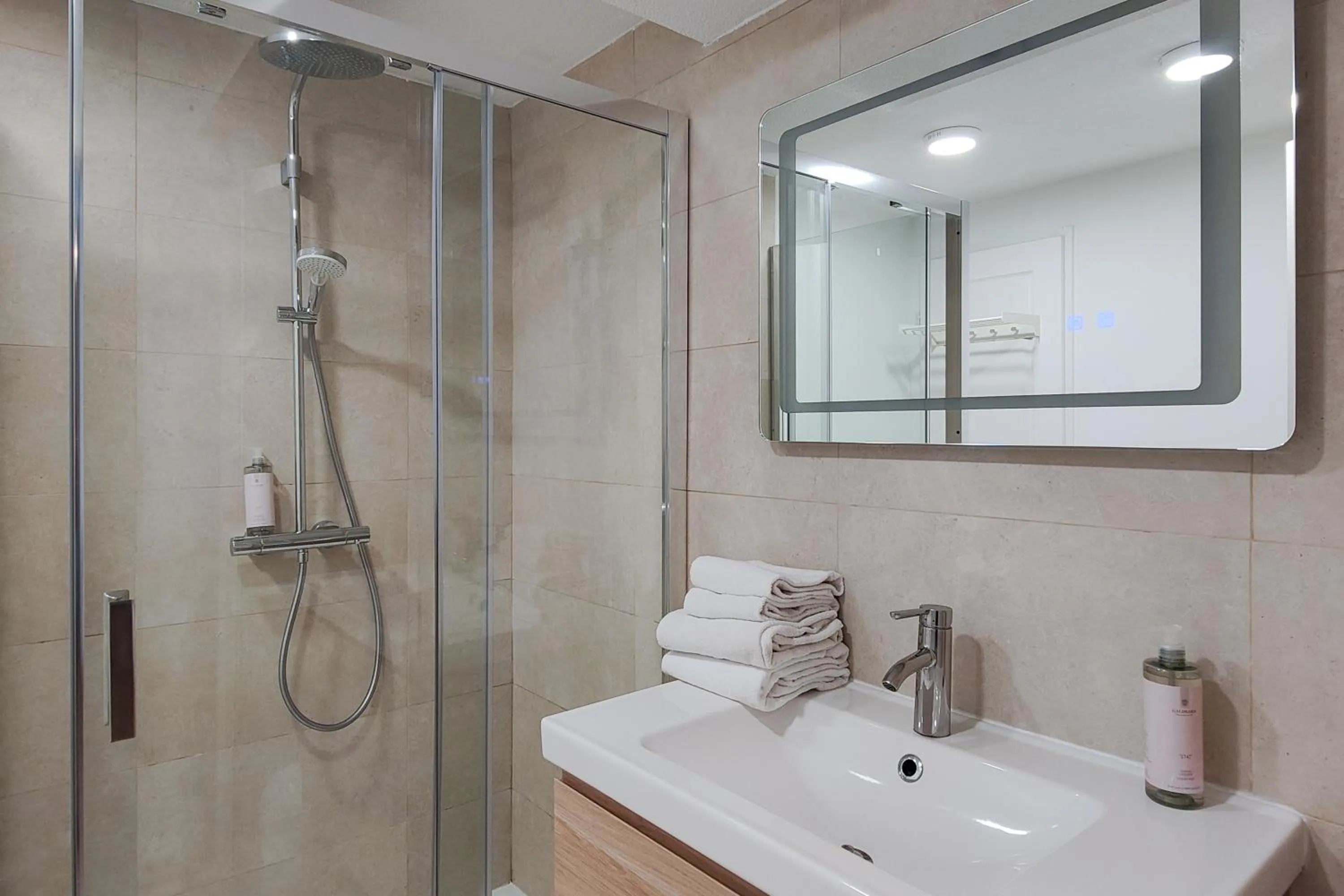 Bathroom in Aparthotel AMMI Nice Massena - ex Ajoupa