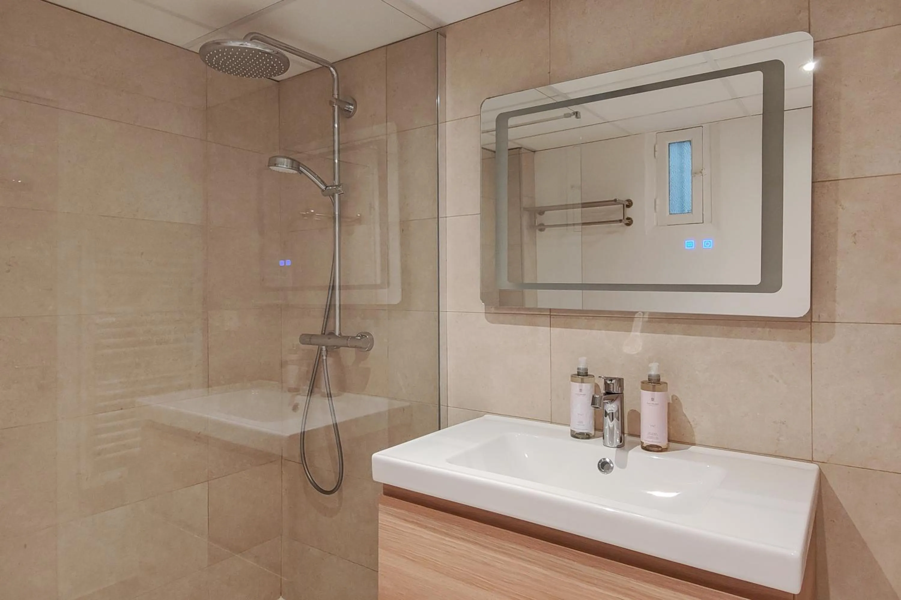 Bathroom in Aparthotel AMMI Nice Massena - ex Ajoupa