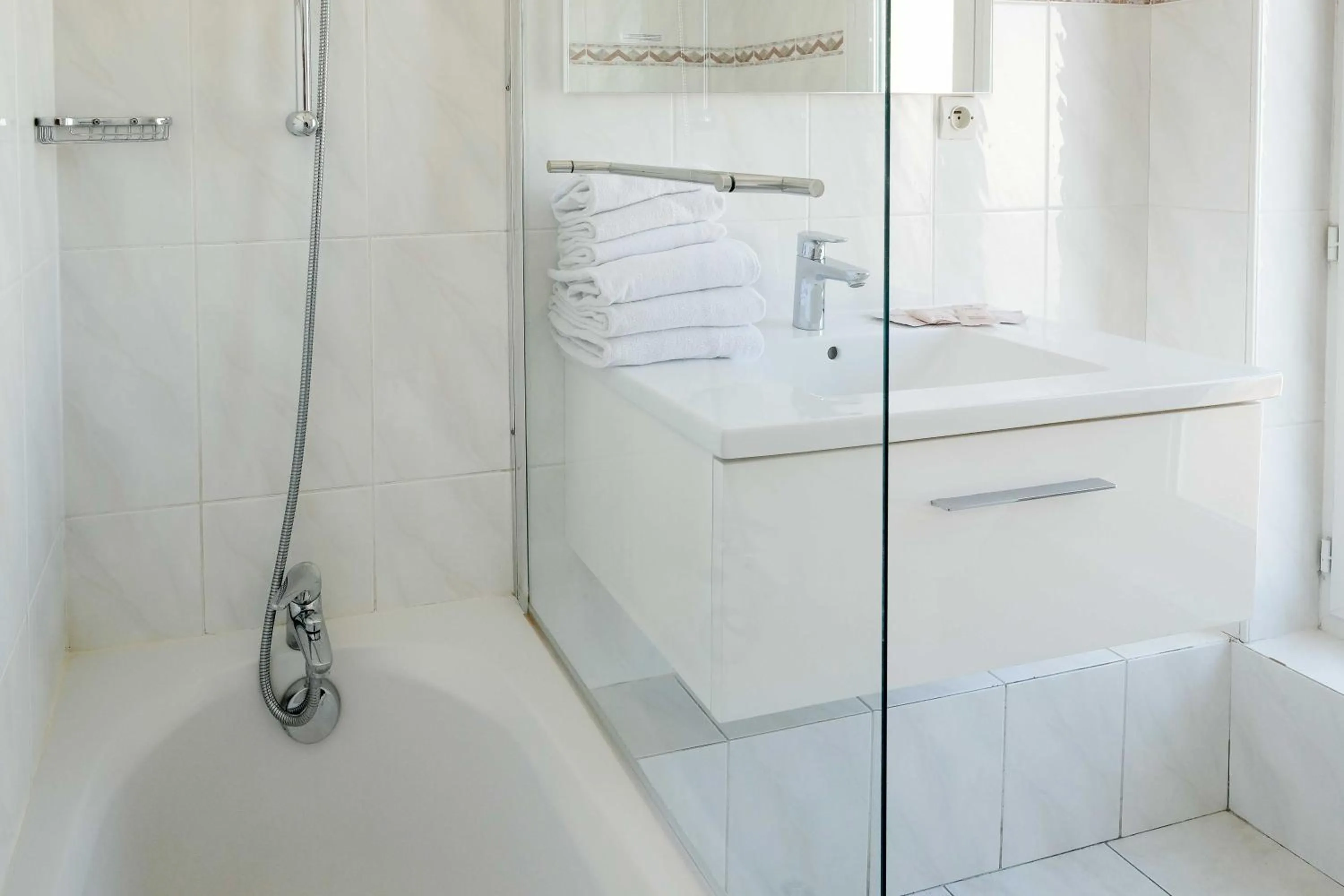 Bath in Aparthotel AMMI Nice Massena - ex Ajoupa