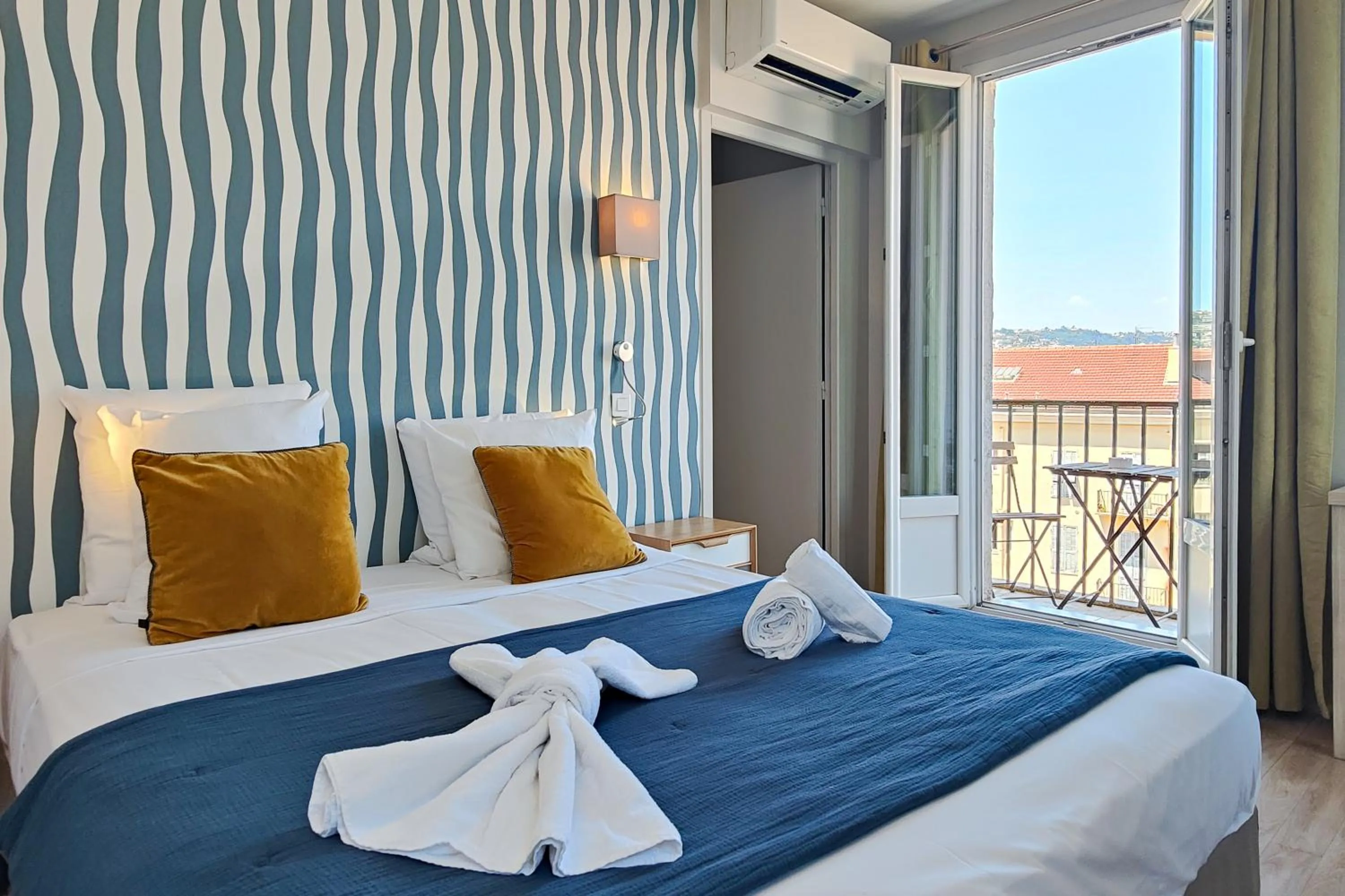 Bedroom, Bed in Aparthotel AMMI Nice Massena - ex Ajoupa