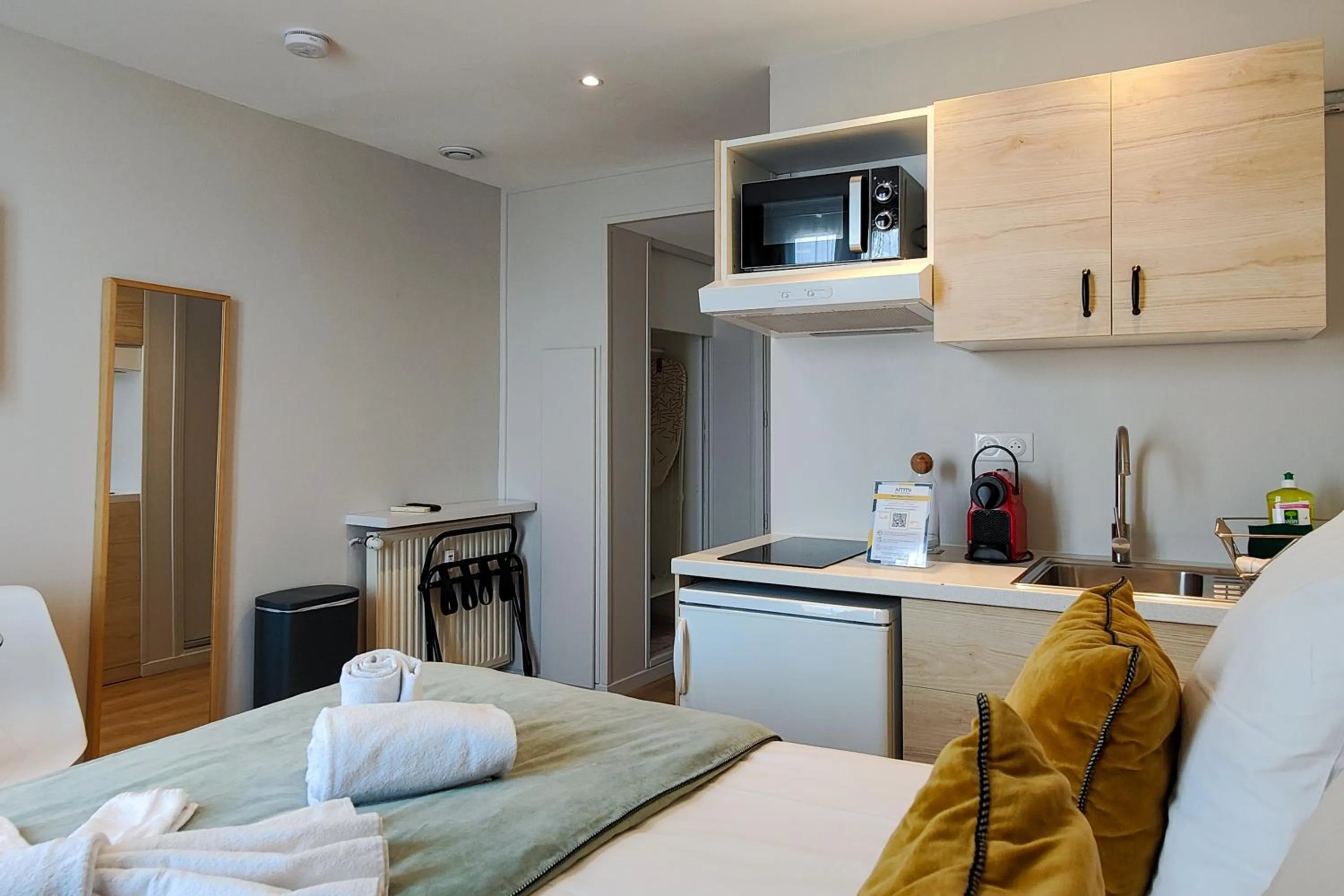 Kitchen or kitchenette, Bed in Aparthotel AMMI Nice Massena - ex Ajoupa