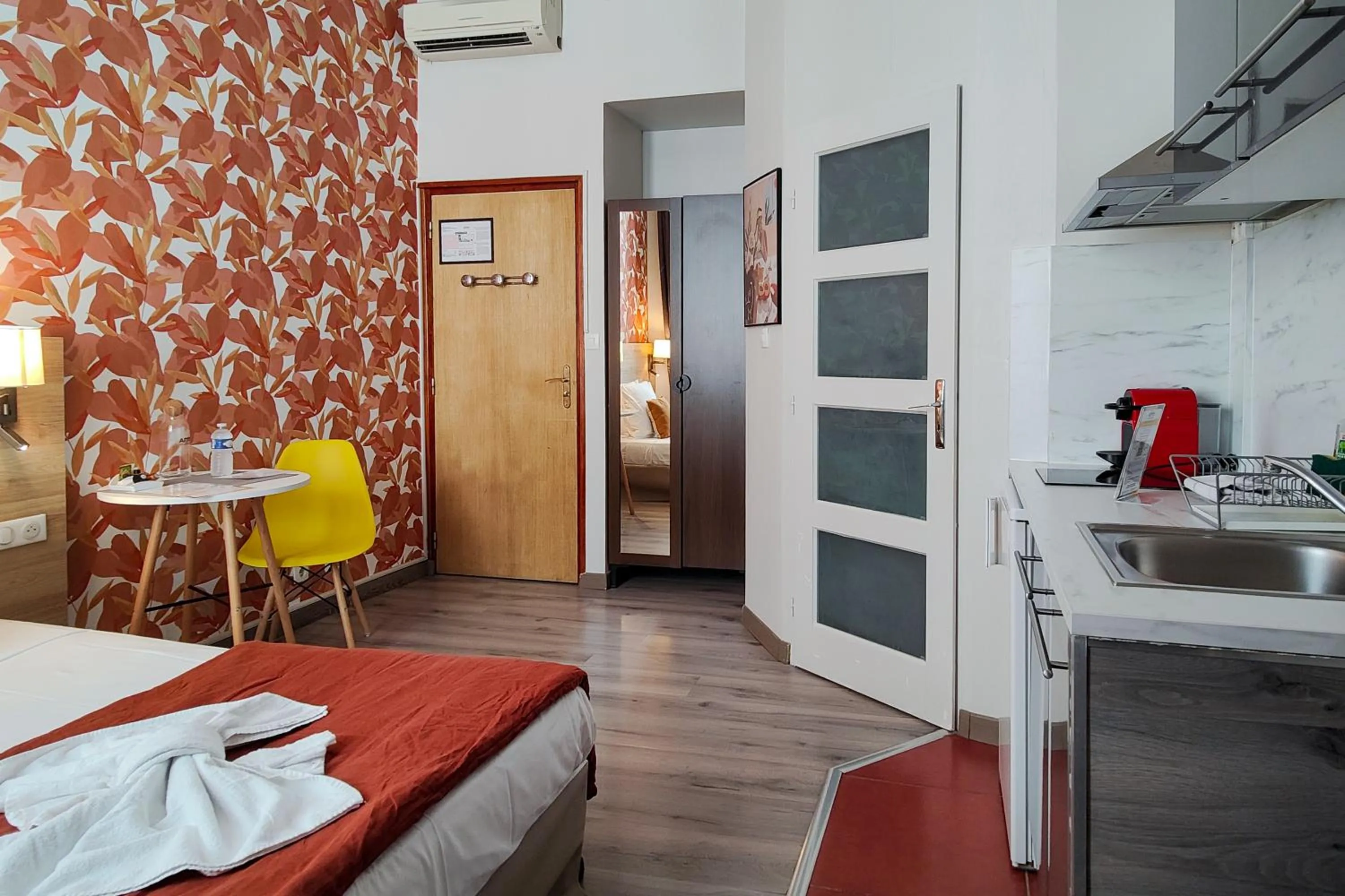 Photo of the whole room, Bed in Aparthotel AMMI Nice Massena - ex Ajoupa