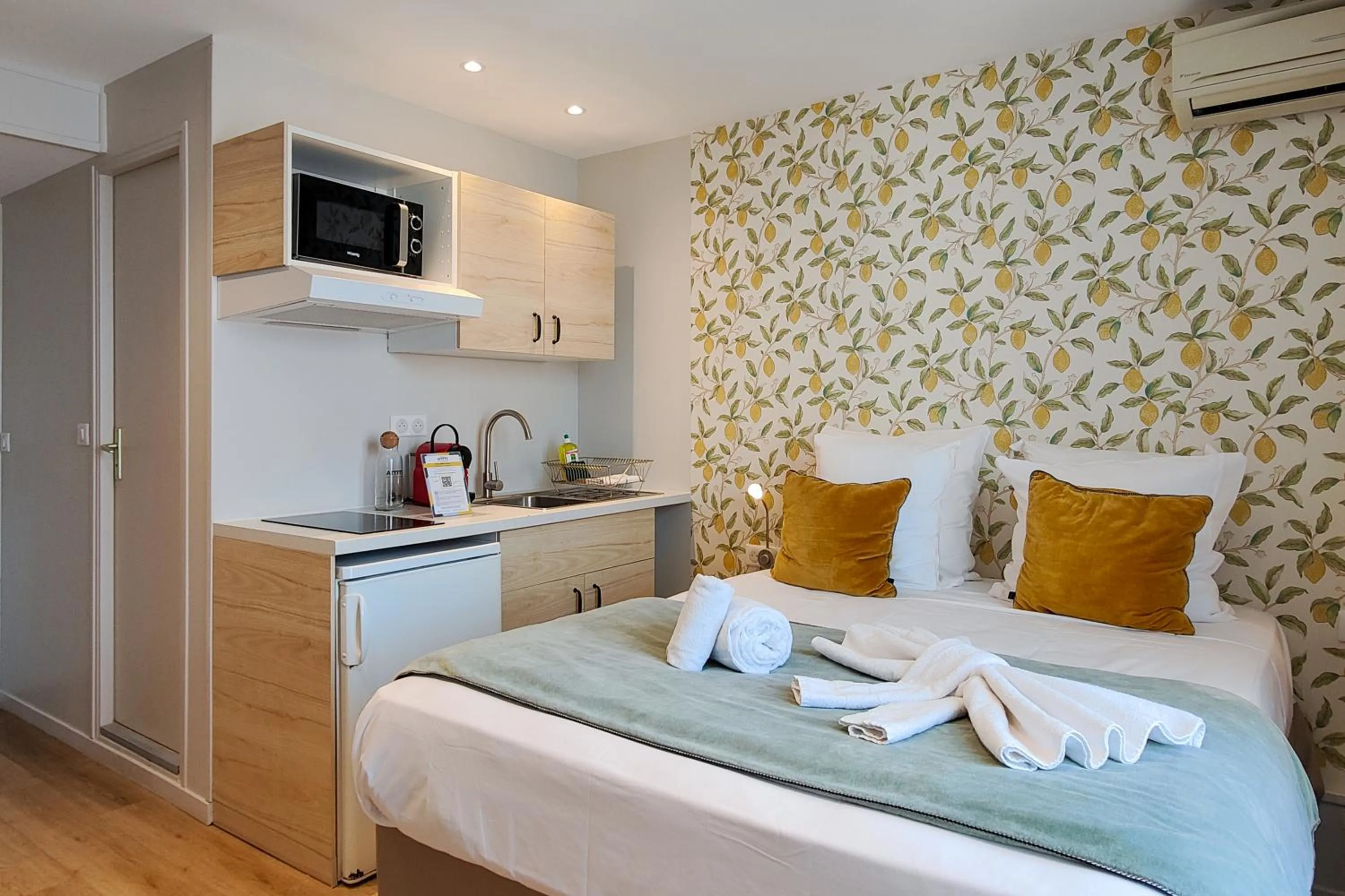 Kitchen or kitchenette, Bed in Aparthotel AMMI Nice Massena - ex Ajoupa