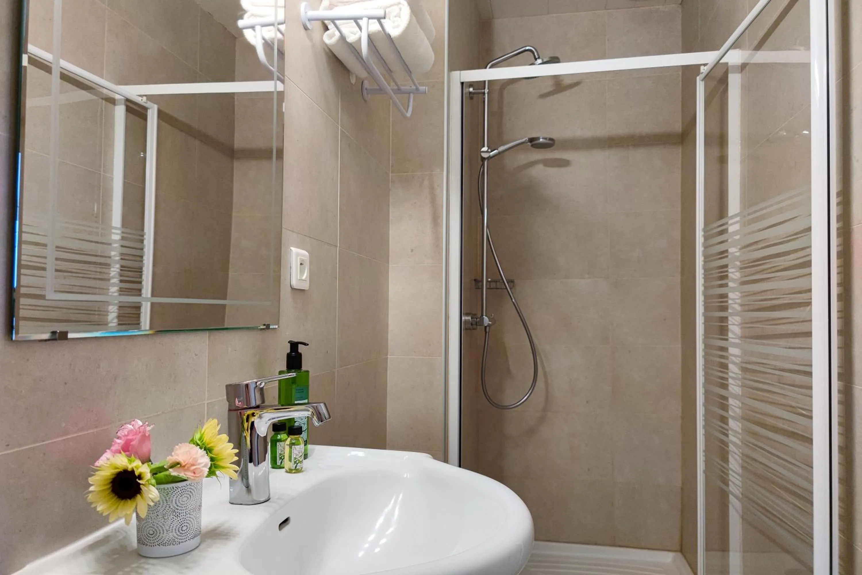 Bathroom in Aparthotel AMMI Nice Massena - ex Ajoupa