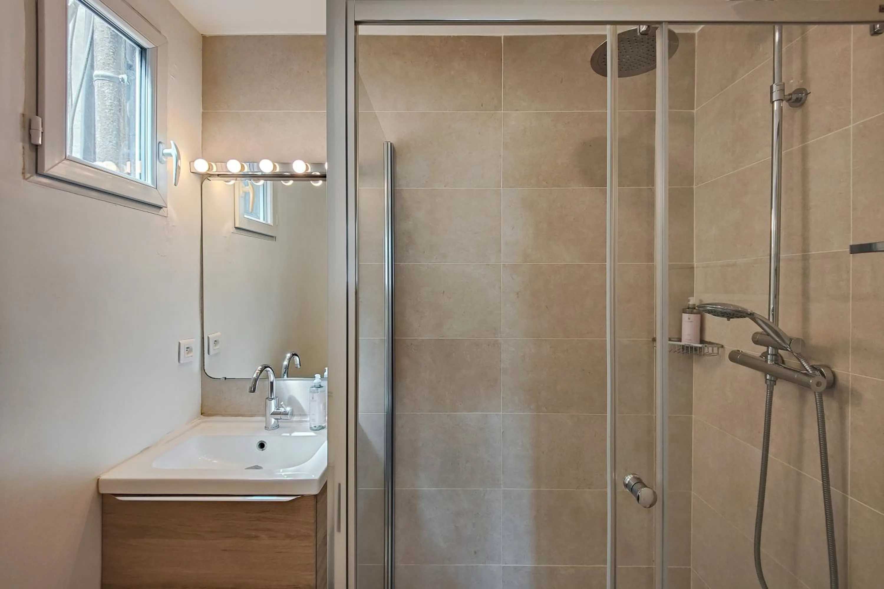 Bathroom in Aparthotel AMMI Nice Massena - ex Ajoupa