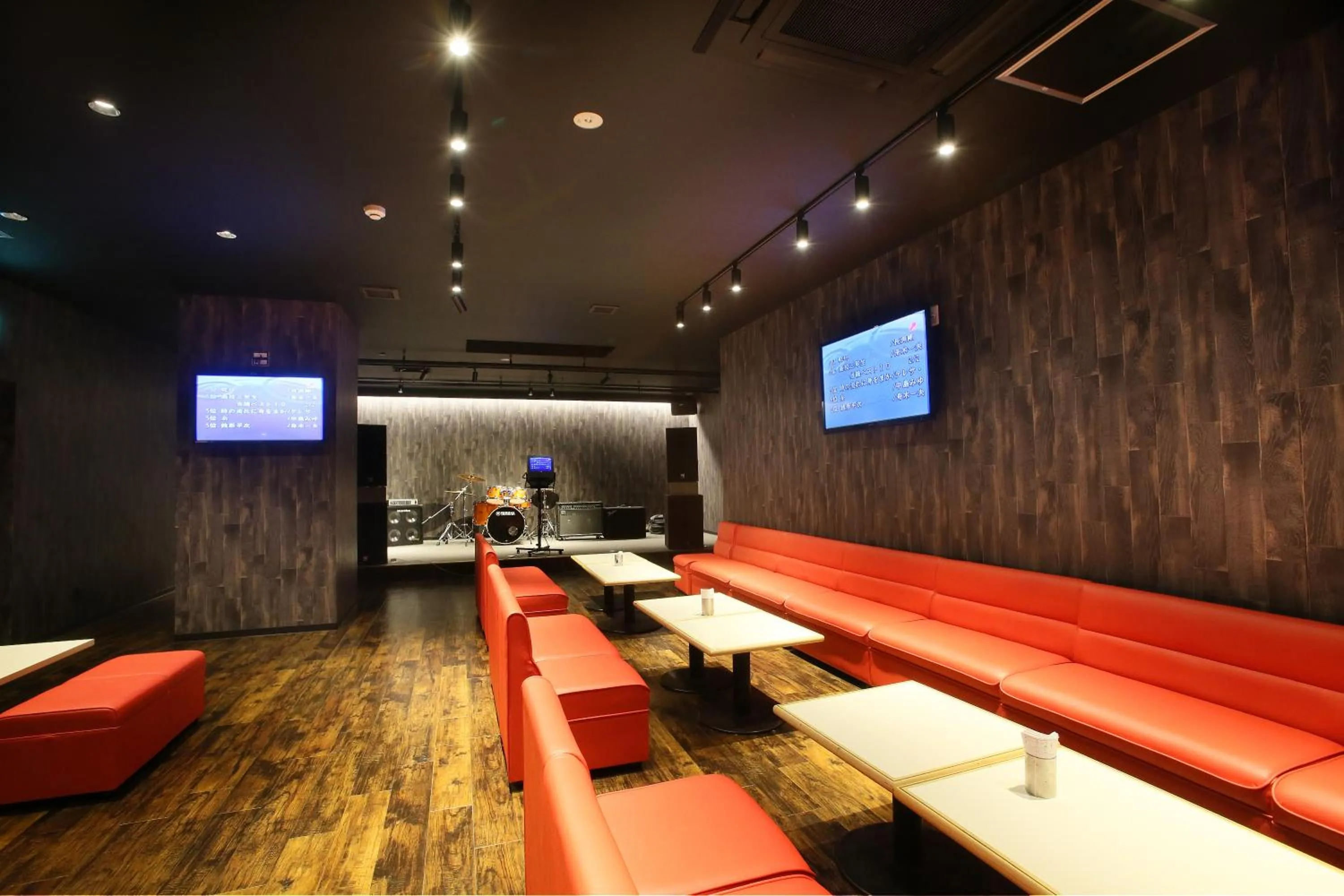 Communal lounge/ TV room in Hotel Silk Inn Madarao